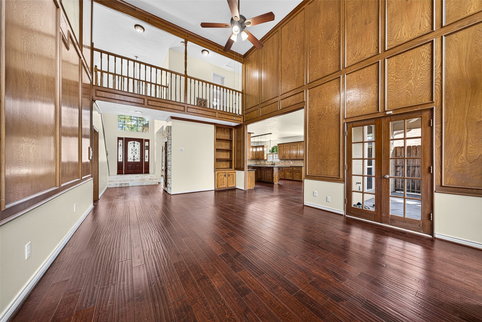 6206 Willow Pine Drive, Spring, TX 77379 This angle of the living room highlights the cat walk balcony that connects the upstairs bedrooms.
