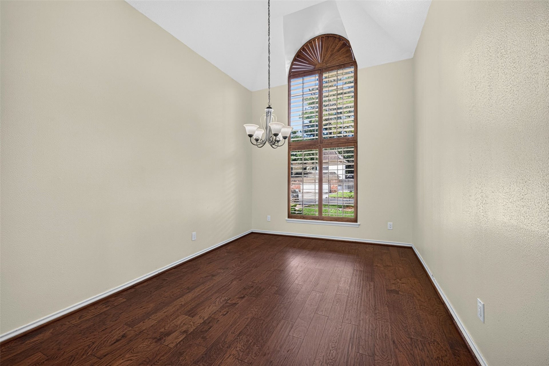 6206 Willow Pine Drive, Spring, TX 77379 Elegant dining room featuring a vaulted ceiling.