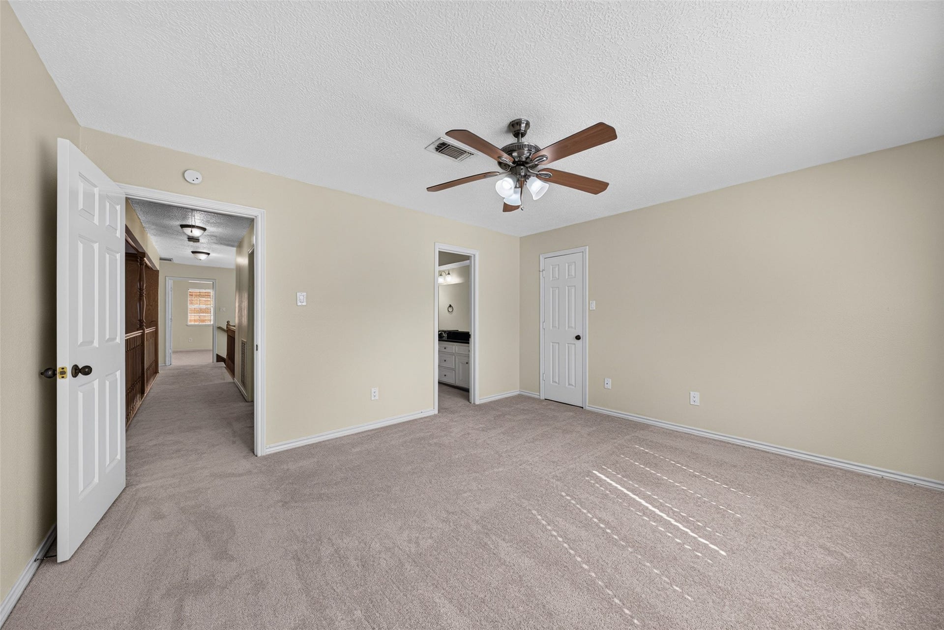 6206 Willow Pine Drive, Spring, TX 77379 This secondary bedroom has direct access to the bathroom and a walk-in closet.