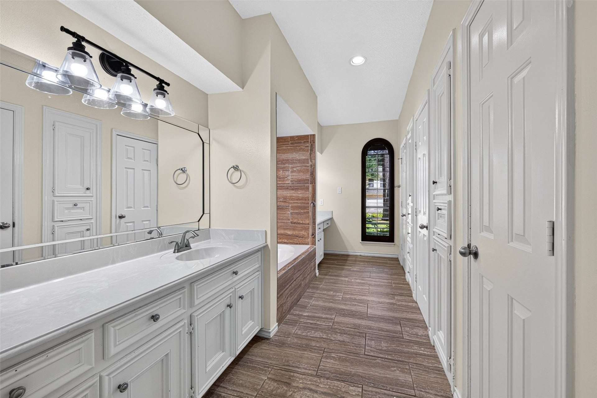 6206 Willow Pine Drive, Spring, TX 77379 The spacious primary bathroom has dual vanities, 2 walk-in closets, and a private lavatory.