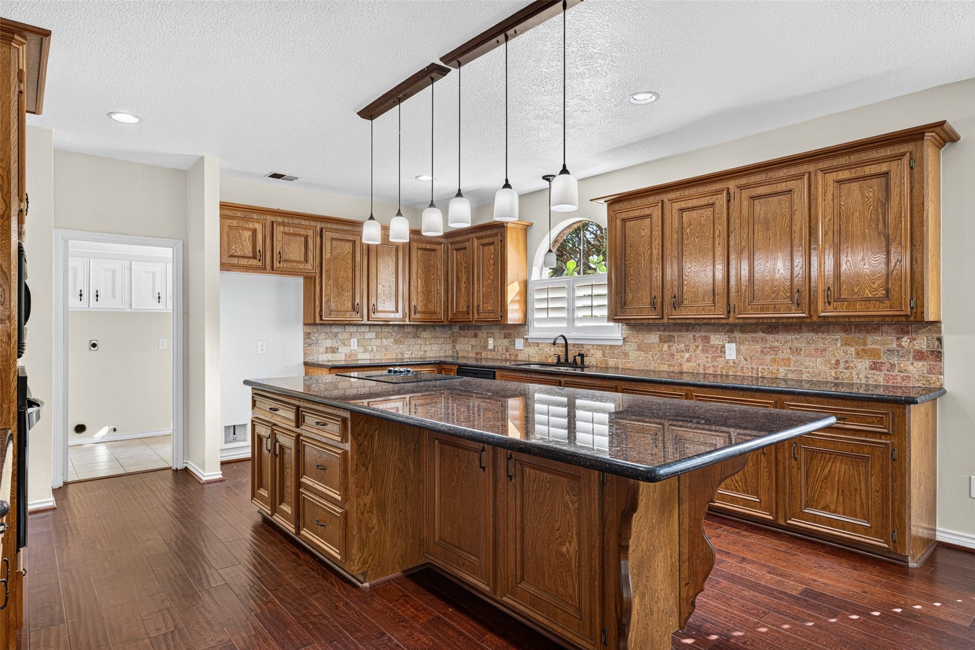 6206 Willow Pine Drive, Spring, TX 77379 A large granite island is the focal point of the kitchen.