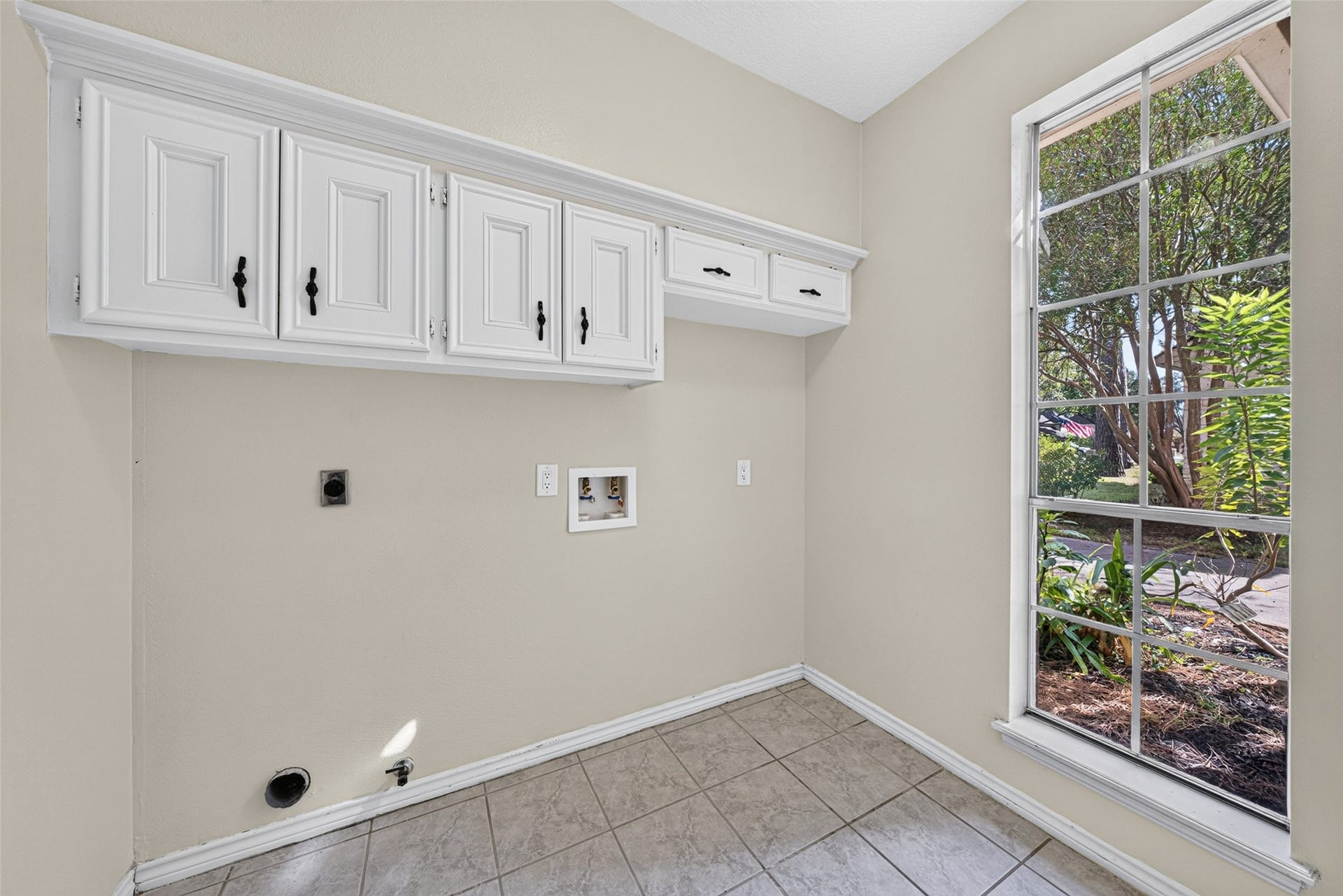 6206 Willow Pine Drive, Spring, TX 77379 The utility room is spacious and located off of the kitchen.