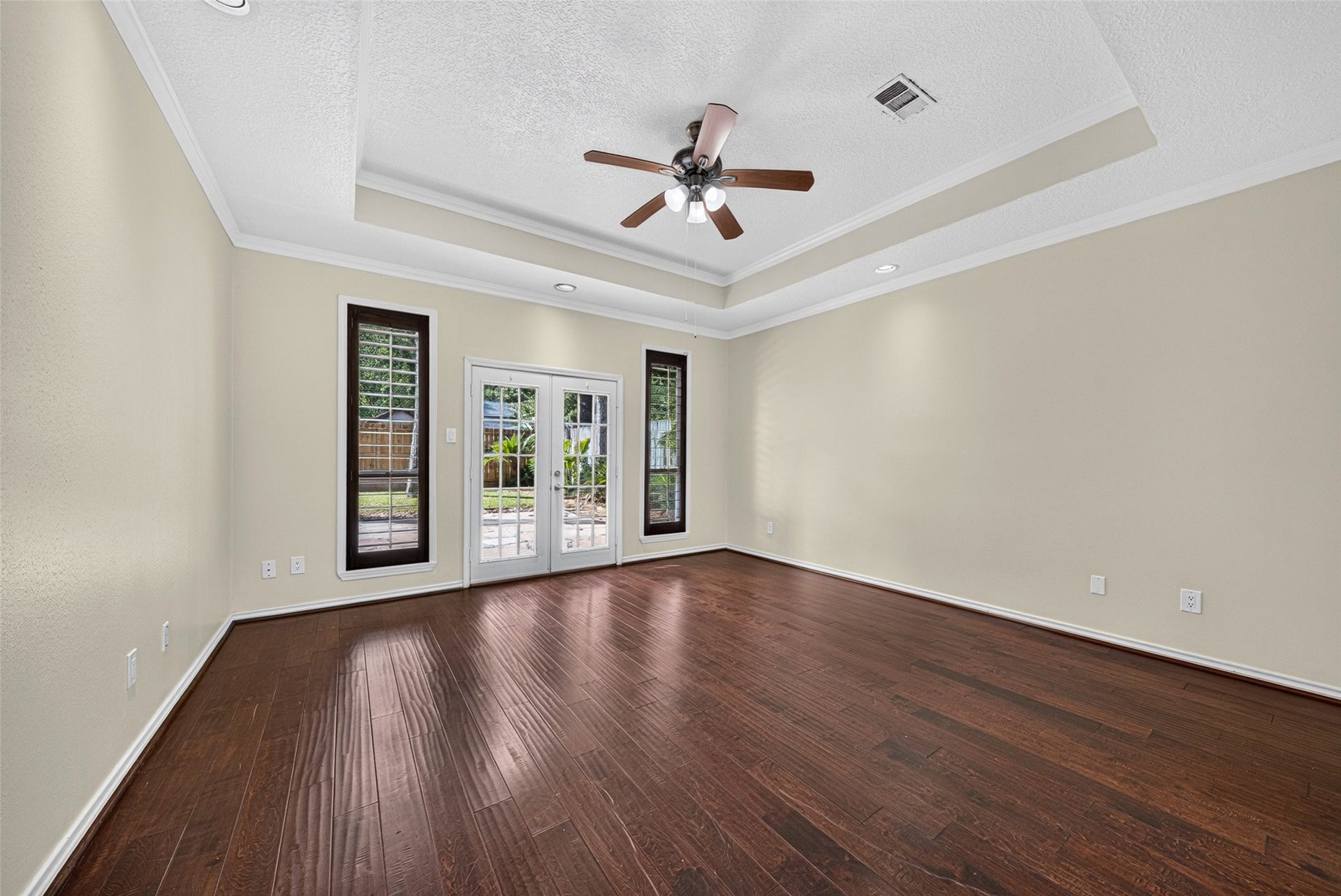 6206 Willow Pine Drive, Spring, TX 77379 The primary bedroom is large and can easily accommodate your king sized bedroom furniture.