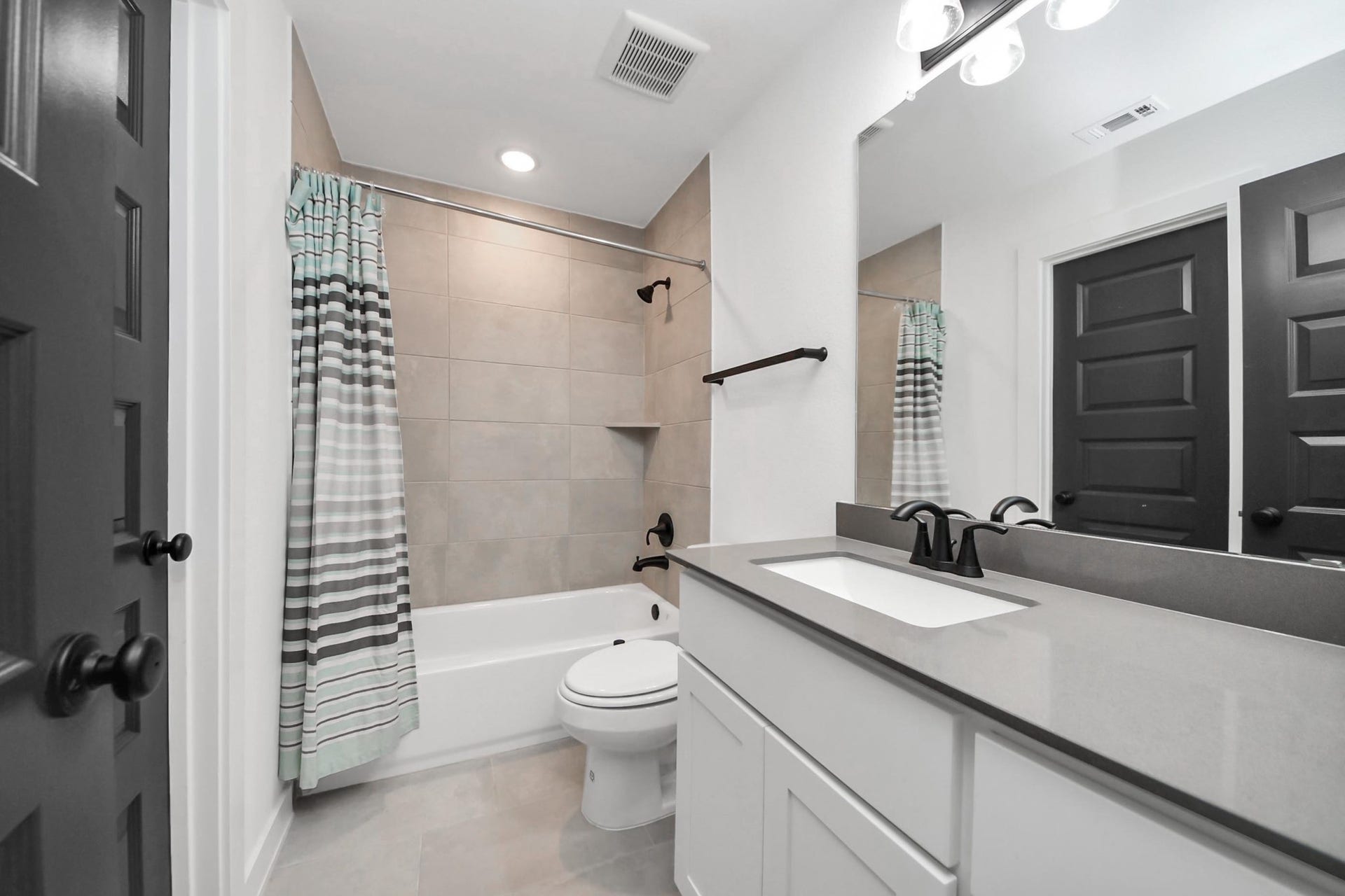 8906 Iron Forge Road, Missouri City, TX 77459 Ensuite bathroom