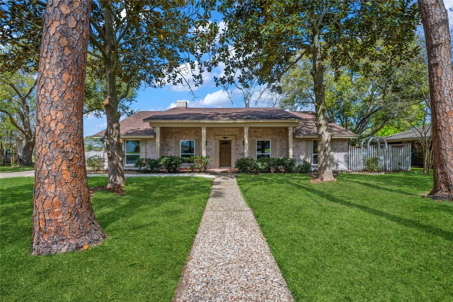 Property photo for 210 Ridgemont Drive, Alvin, TX