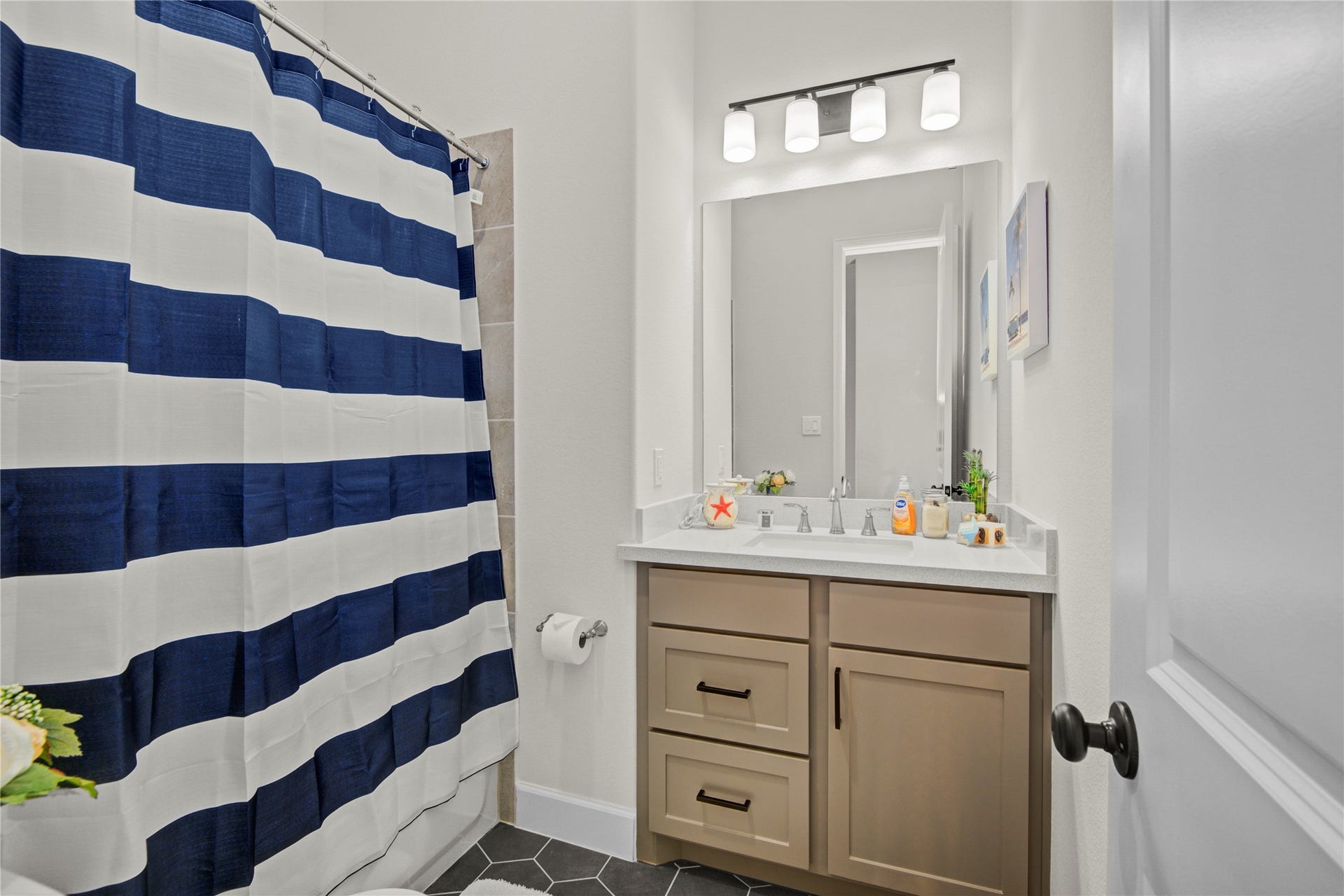 10834 Capella Creek Way, Richmond, TX 77406 Front Bathroom in between Front Bedroom 1 and 2