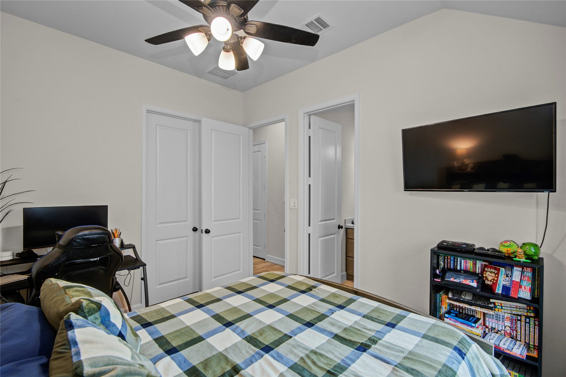 10834 Capella Creek Way, Richmond, TX 77406 Bedroom 2 with ensuite bathroom