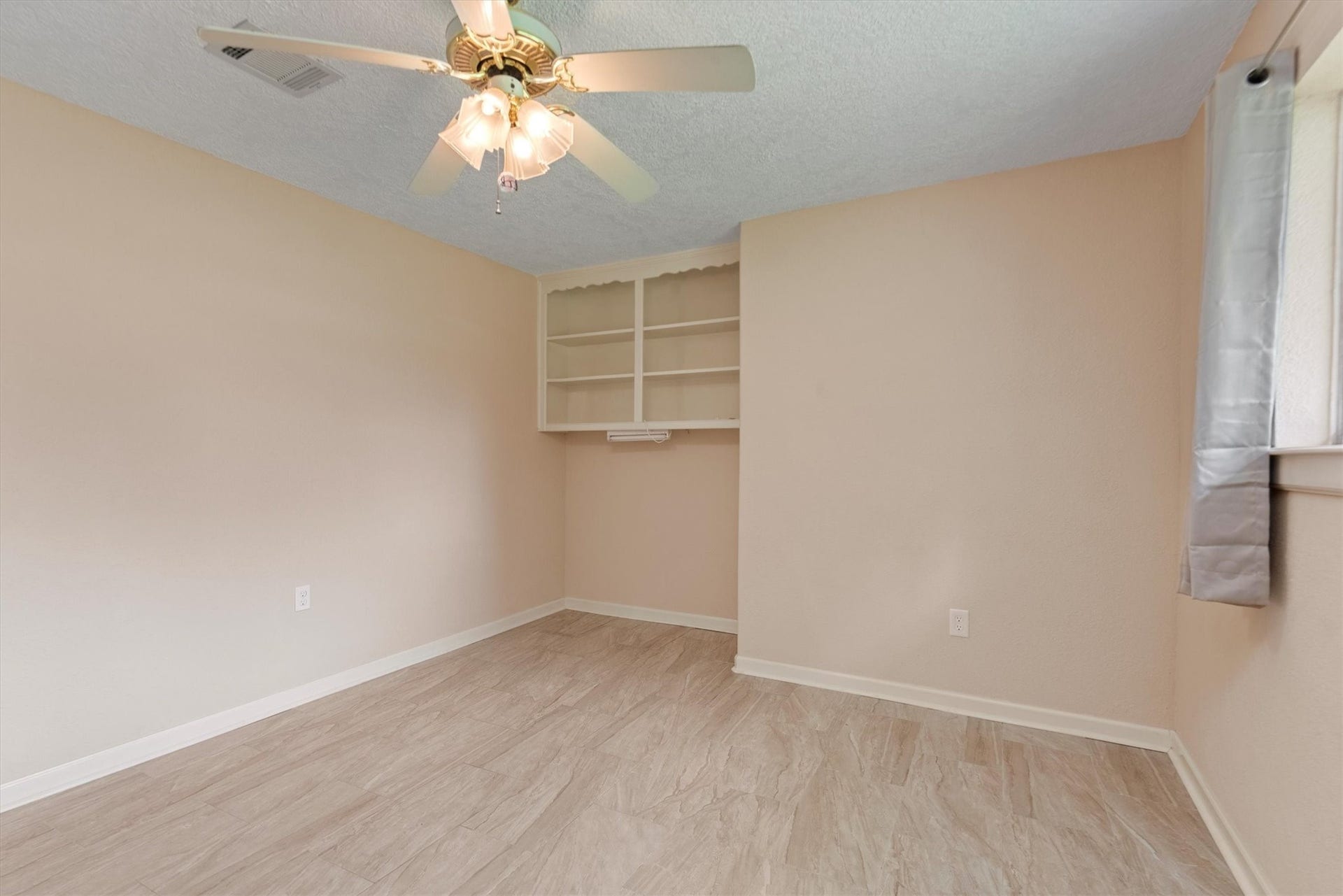 4906 Green Willow Lane, Dickinson, TX 77539 4906 Green Willow Lane, Dickinson, TX 77539