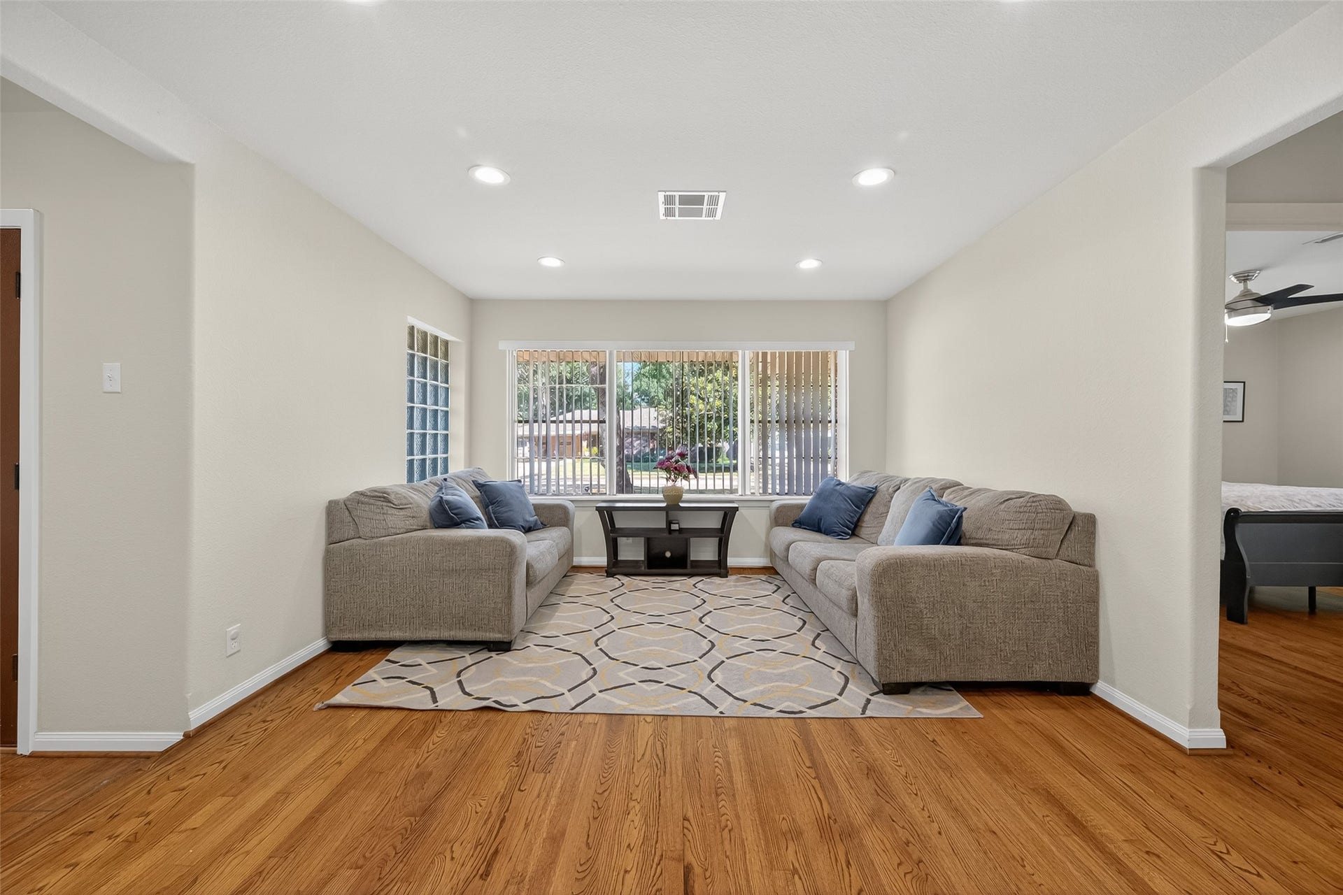 4045 Osby Drive, Houston, TX 77025 4045 Osby Drive, Houston, TX 77025