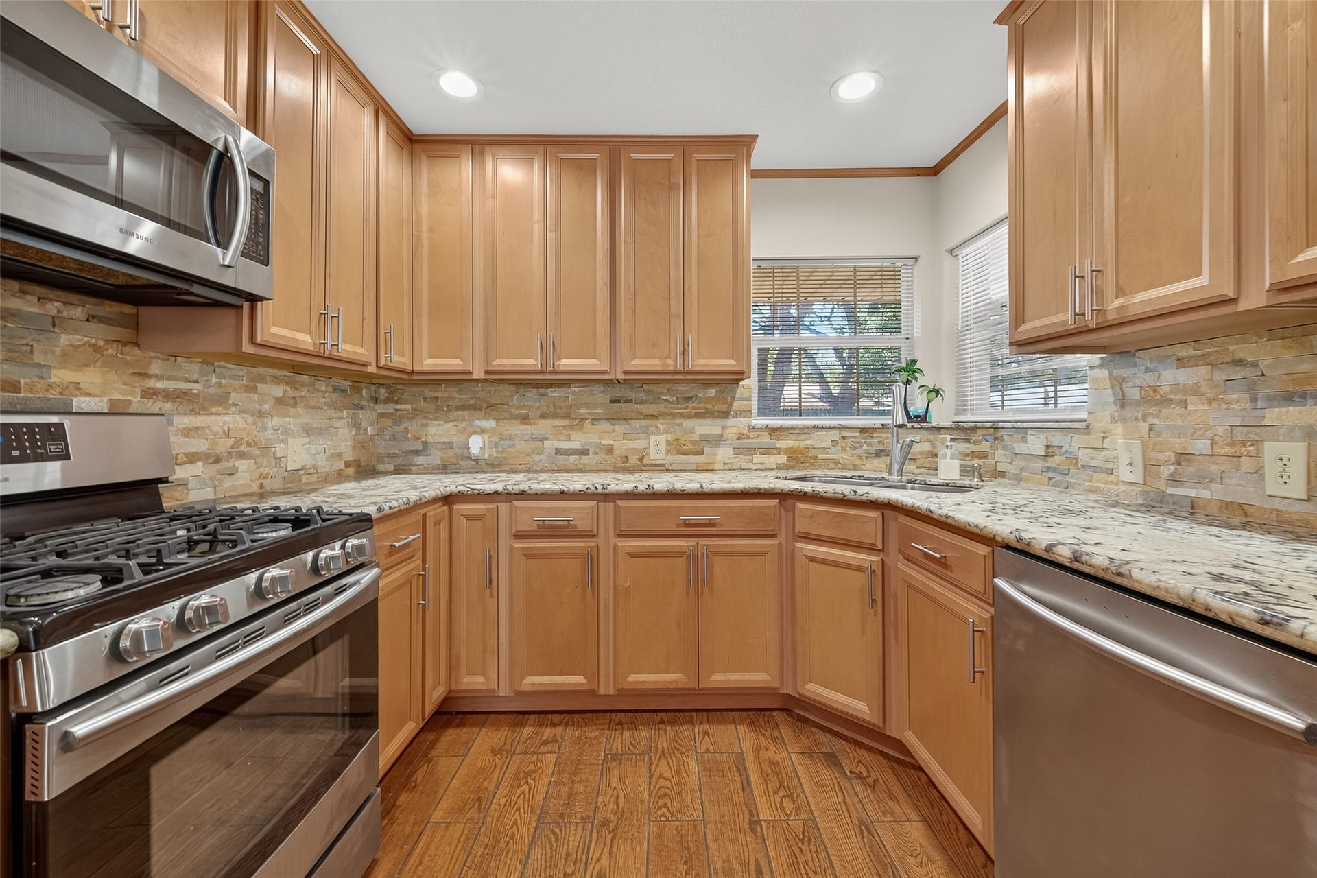 4045 Osby Drive, Houston, TX 77025 4045 Osby Drive, Houston, TX 77025