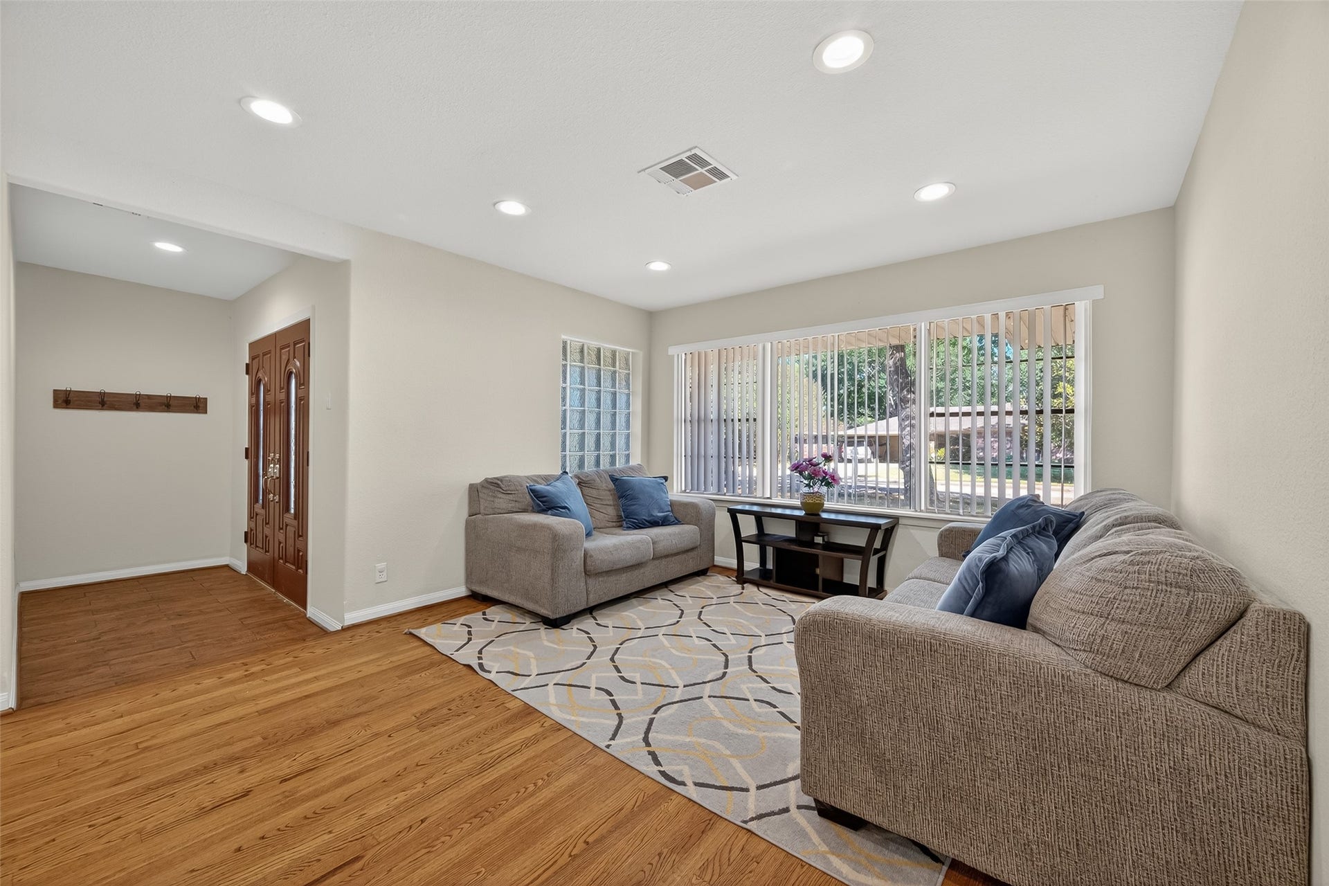 4045 Osby Drive, Houston, TX 77025 4045 Osby Drive, Houston, TX 77025