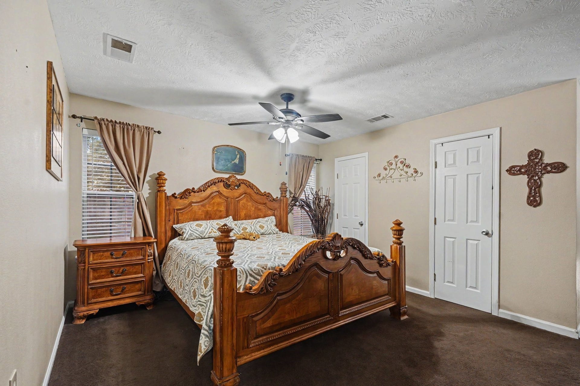 24609 Willow Lane, Hockley, TX 77447 Spacious primary suite offering plenty of room for a full bedroom set and additional furnishings.