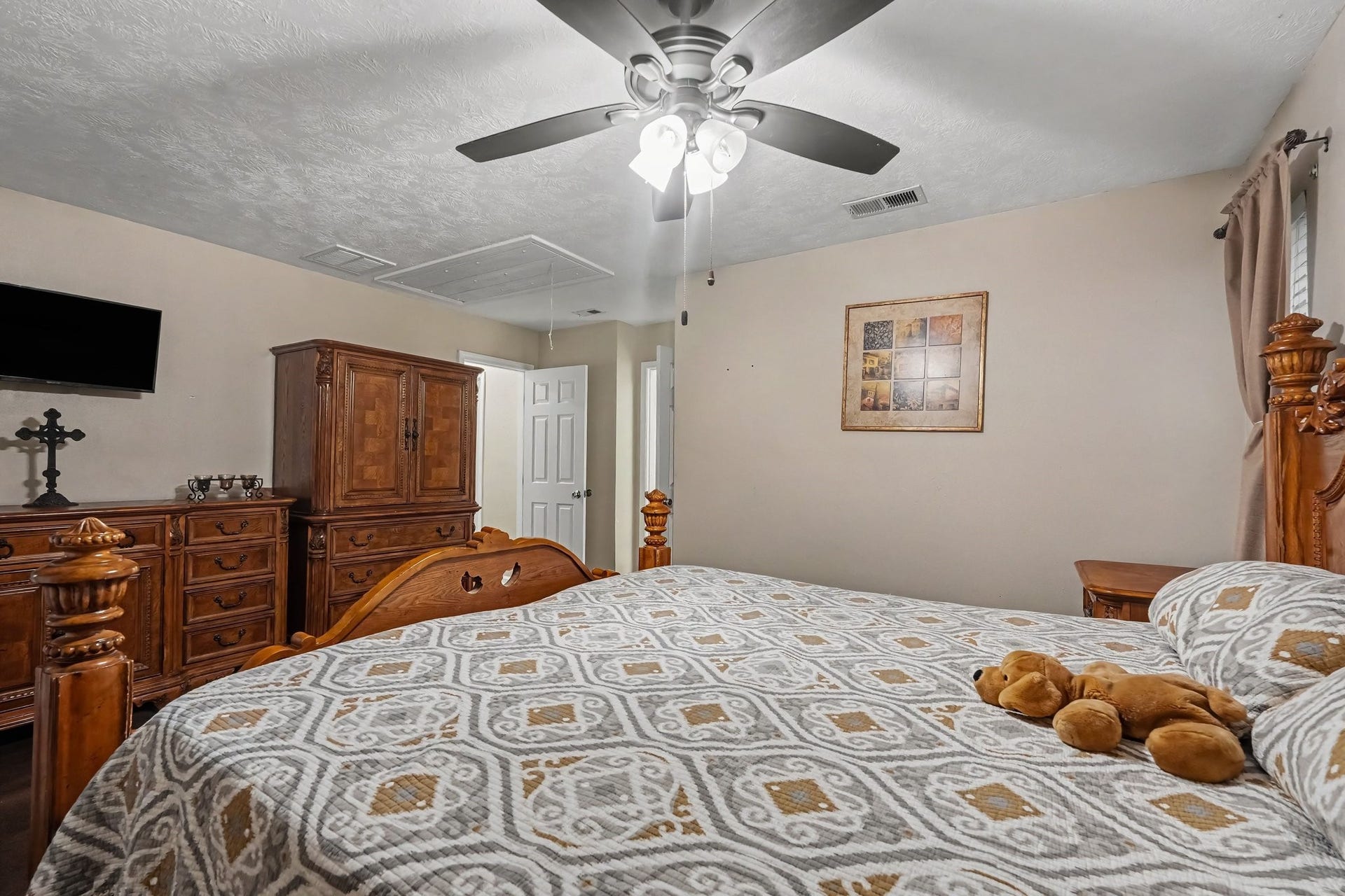 24609 Willow Lane, Hockley, TX 77447 Another view highlighting the impressive size and versatility of the primary bedroom.