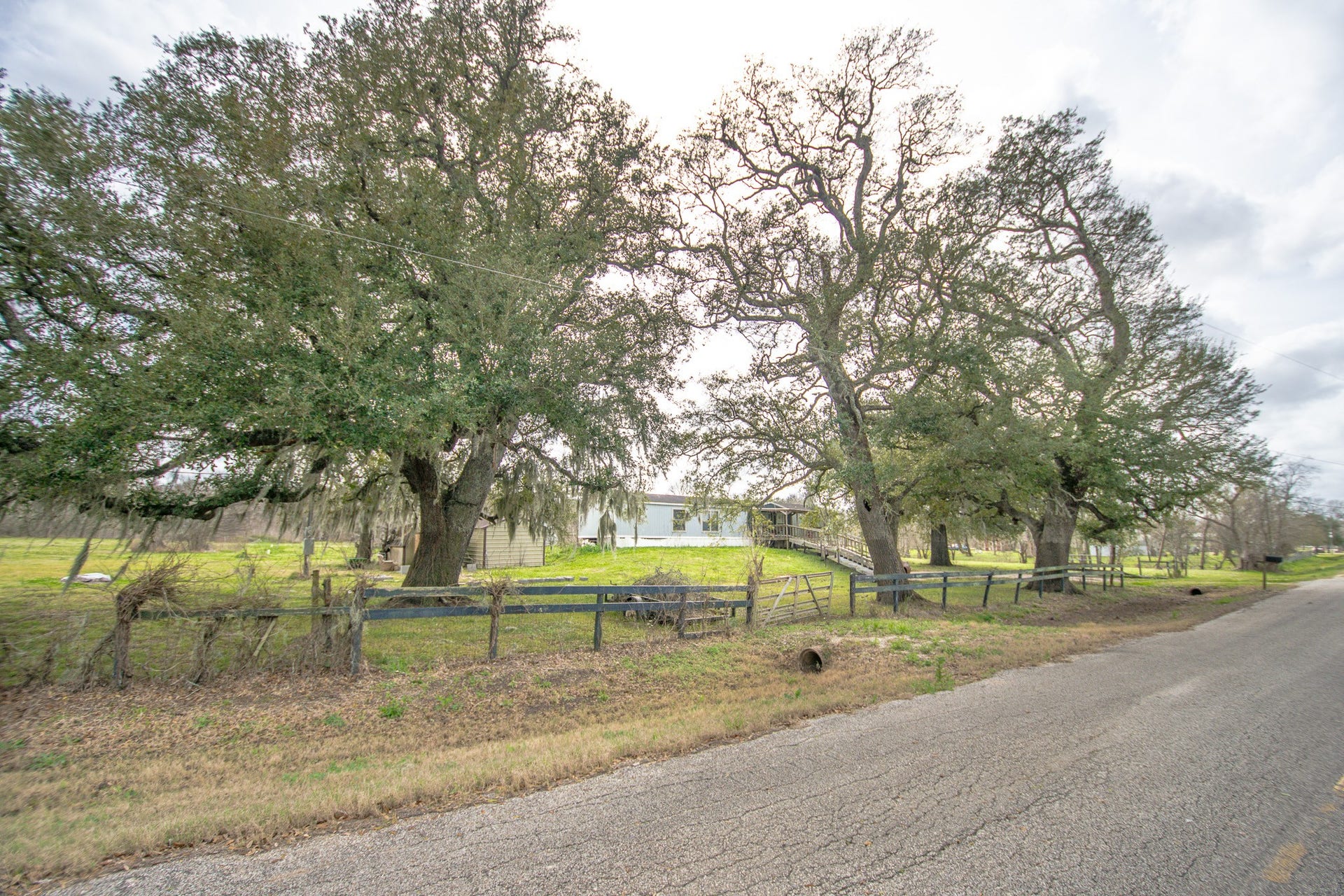 2801 County Road 444, Angleton, TX 77515 2801 County Road 444, Angleton, TX 77515