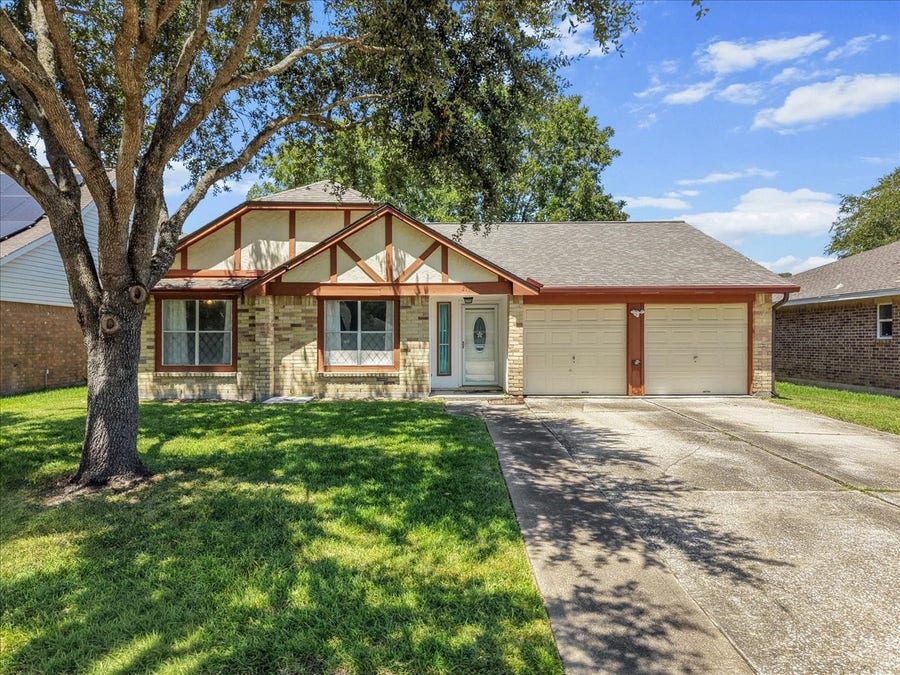 Property photo for 2790 Pinewood Drive, League City, TX