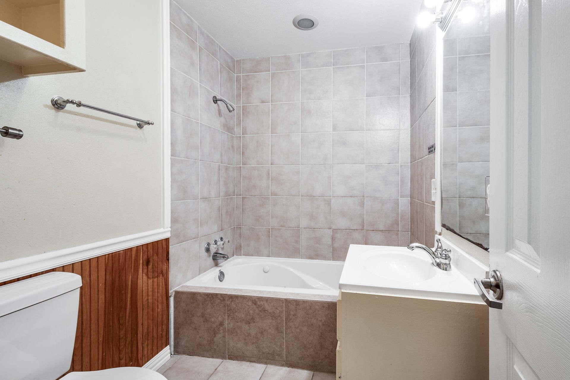 16111 Porter Lane, Porter, TX 77365 Bathroom in building #3 equipped with garden tub.