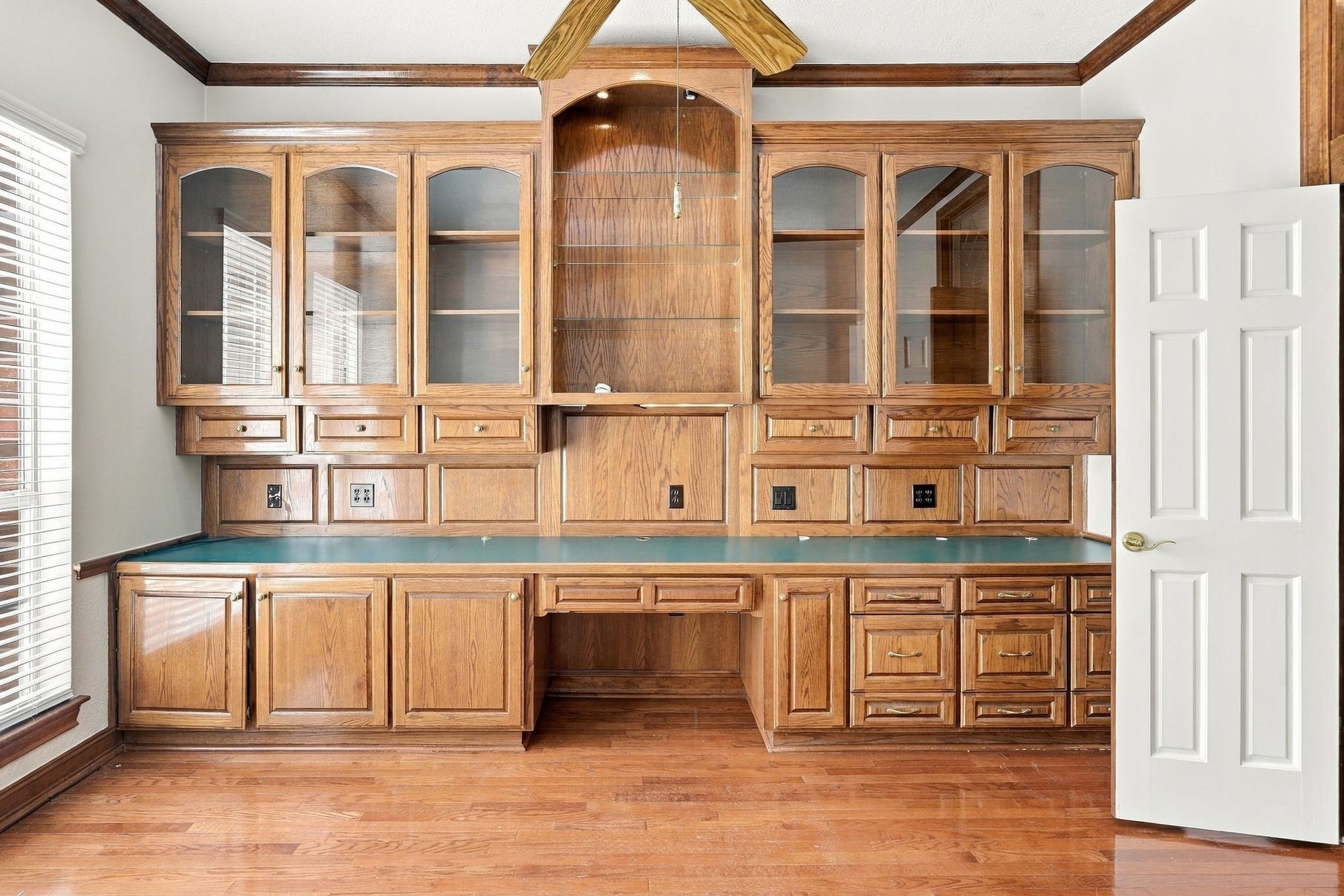 299 Wedgewood Drive, Montgomery, TX 77356 Private study/office with builtin desk