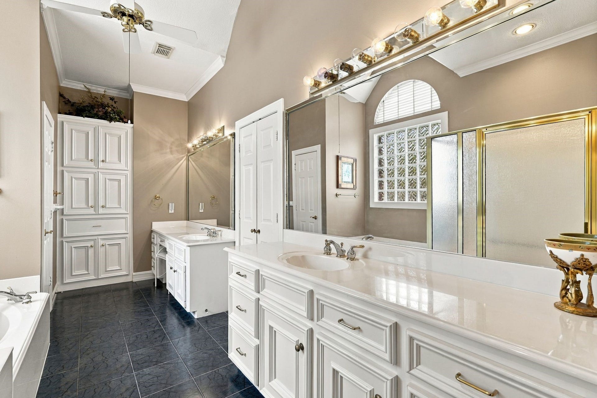 299 Wedgewood Drive, Montgomery, TX 77356 Primary bothroom