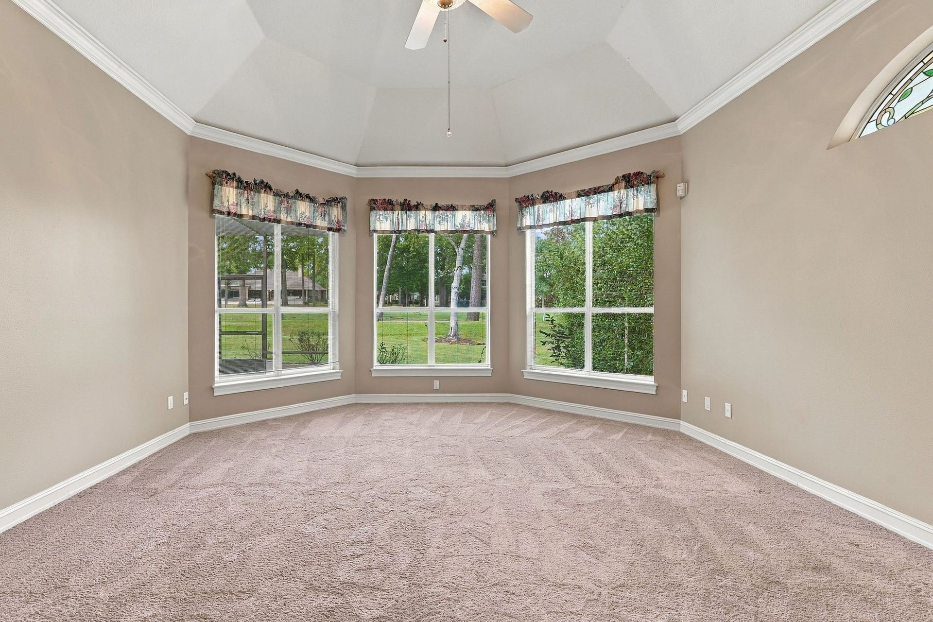 299 Wedgewood Drive, Montgomery, TX 77356 Spacious primary bedroom with sitting area