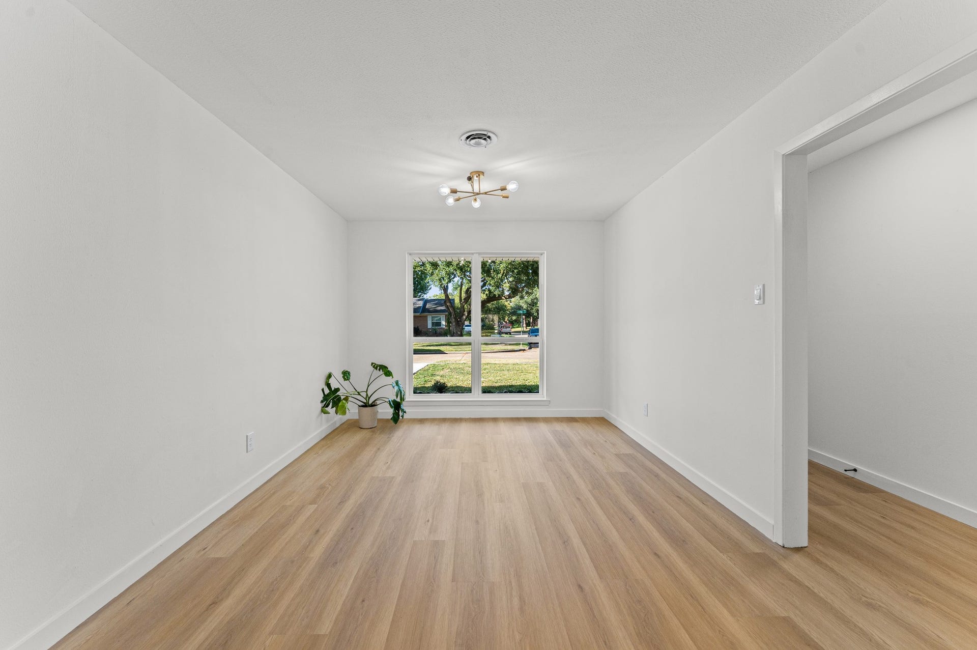 7519 Jason Street, Houston, TX 77074 With a gorgeous backyard view, overlooking your oversized lot space.