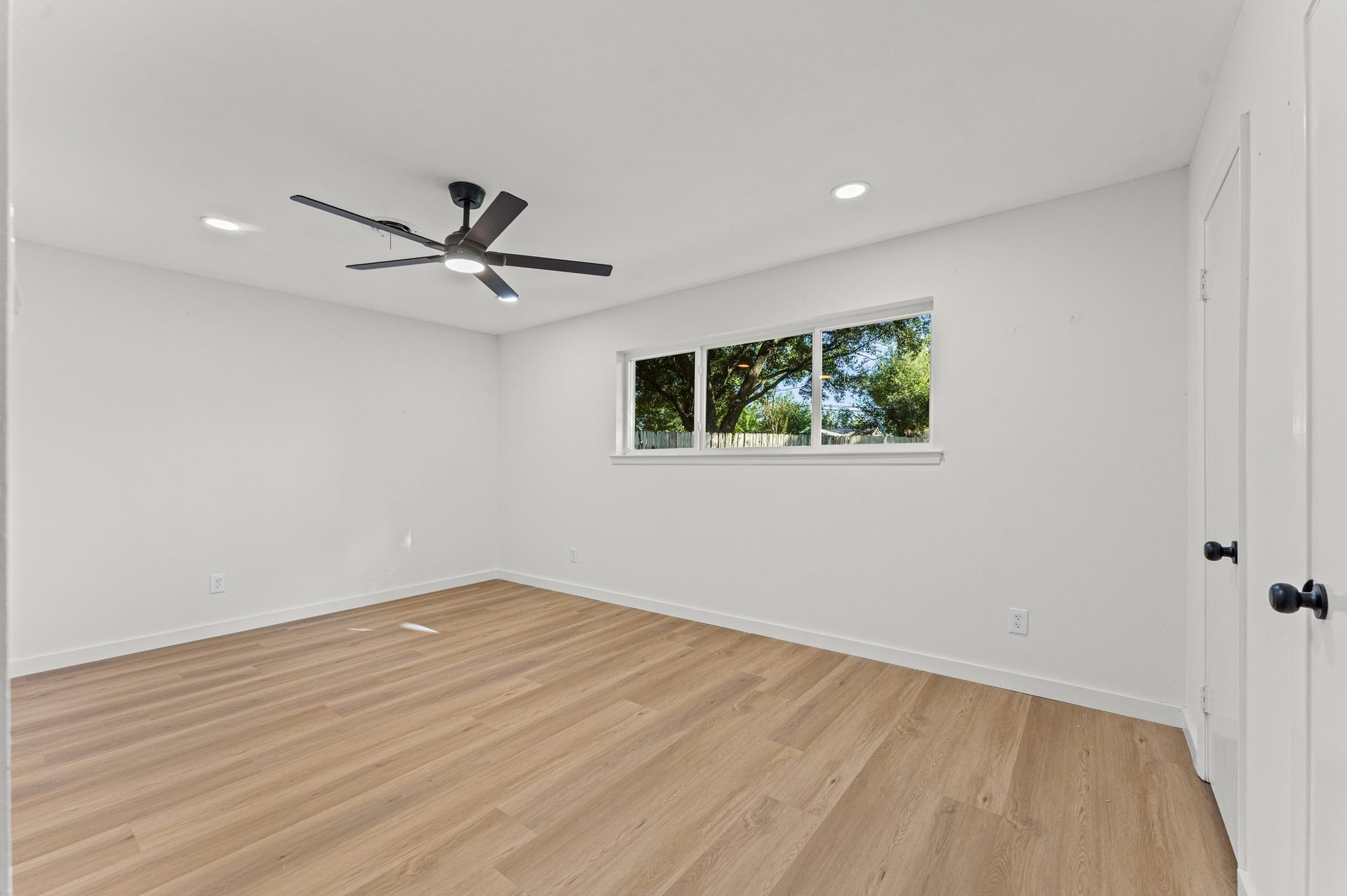 7519 Jason Street, Houston, TX 77074 Large master bedroom with gorgeous back yard views, remote controlled light / fan and recessed lighting with integrated LED night lights! *All new windows.