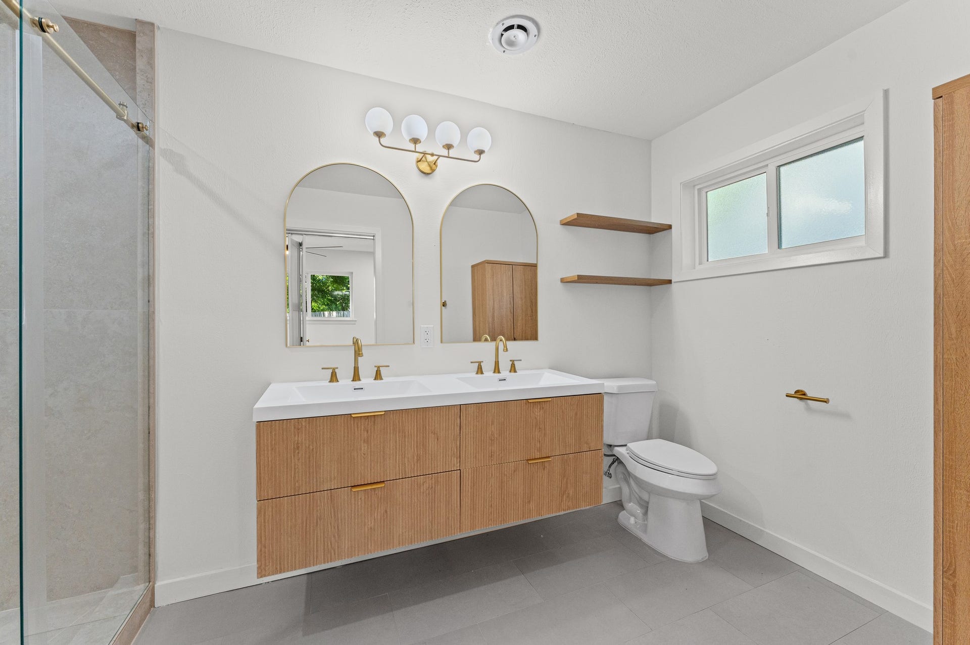 7519 Jason Street, Houston, TX 77074 Alternate angle of master bathroom. *All new windows.