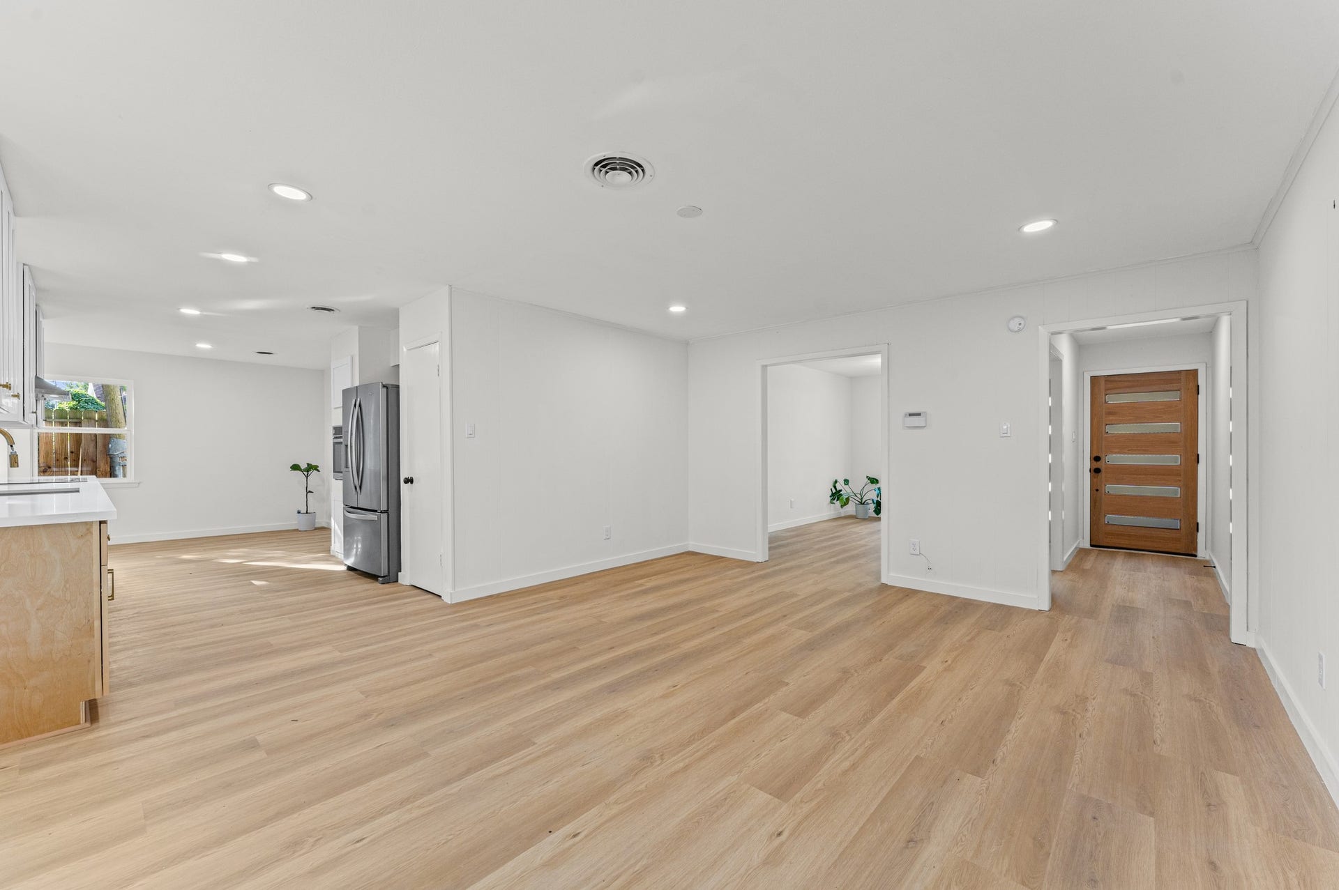 7519 Jason Street, Houston, TX 77074 An extremely spacious living area awaits.