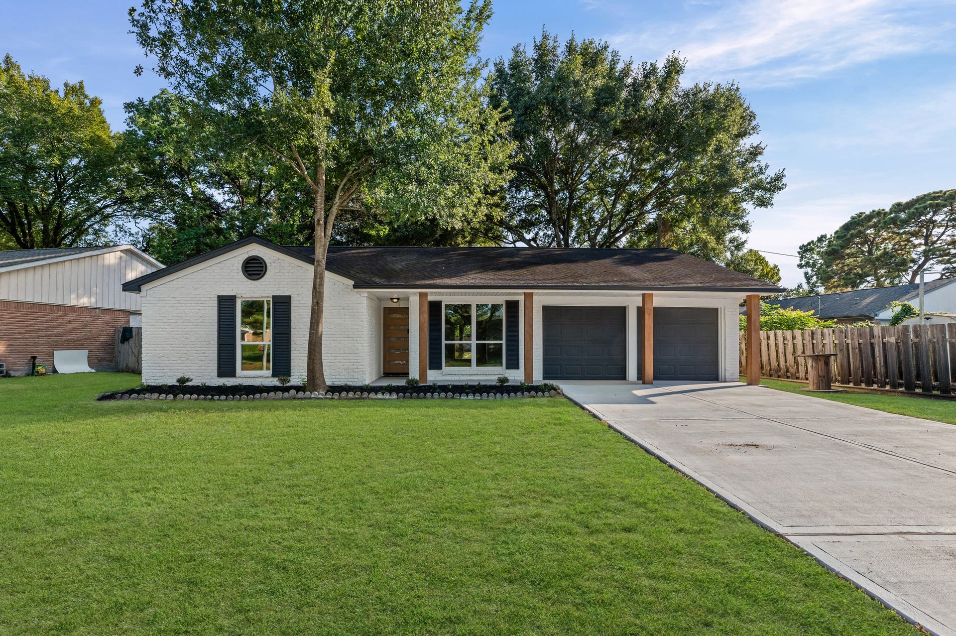 7519 Jason Street, Houston, TX 77074 Beautiful curb appeal with a new drive way and covered front patio with garden area!
