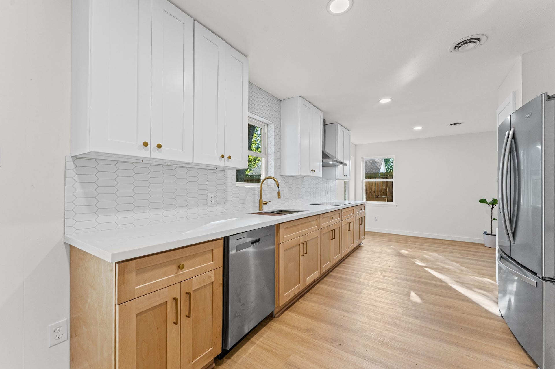 7519 Jason Street, Houston, TX 77074 Gorgeous kitchen with a modern color scheme featuring all new cabinets and fixtures!