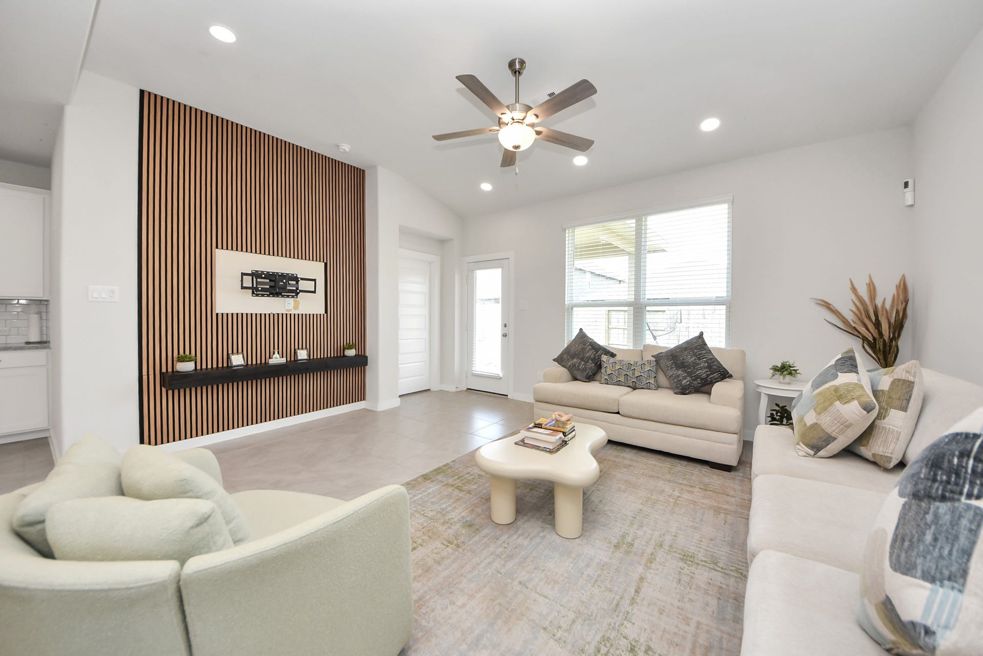 7202 Wilshire Court, Rosharon, TX 77583 Living room