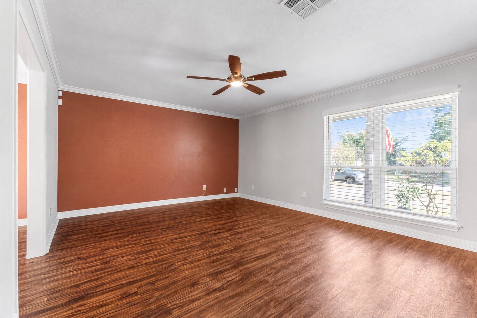16606 Oxnard Lane, Friendswood, TX 77546 Comfortable living space for everyday living
