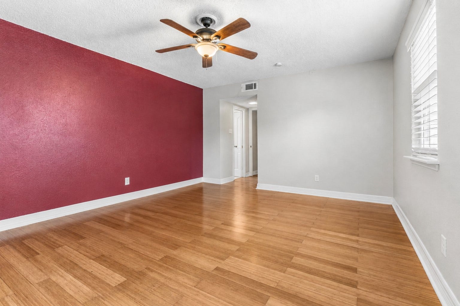 16606 Oxnard Lane, Friendswood, TX 77546 Lots of bright light in your primary area