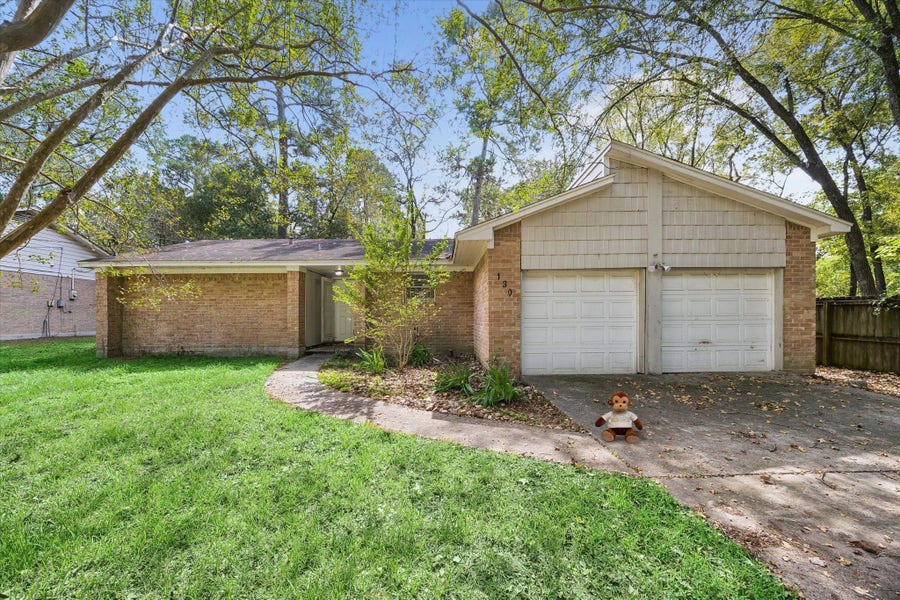 Property photo for 130 Red Oak Lane, Conroe, TX