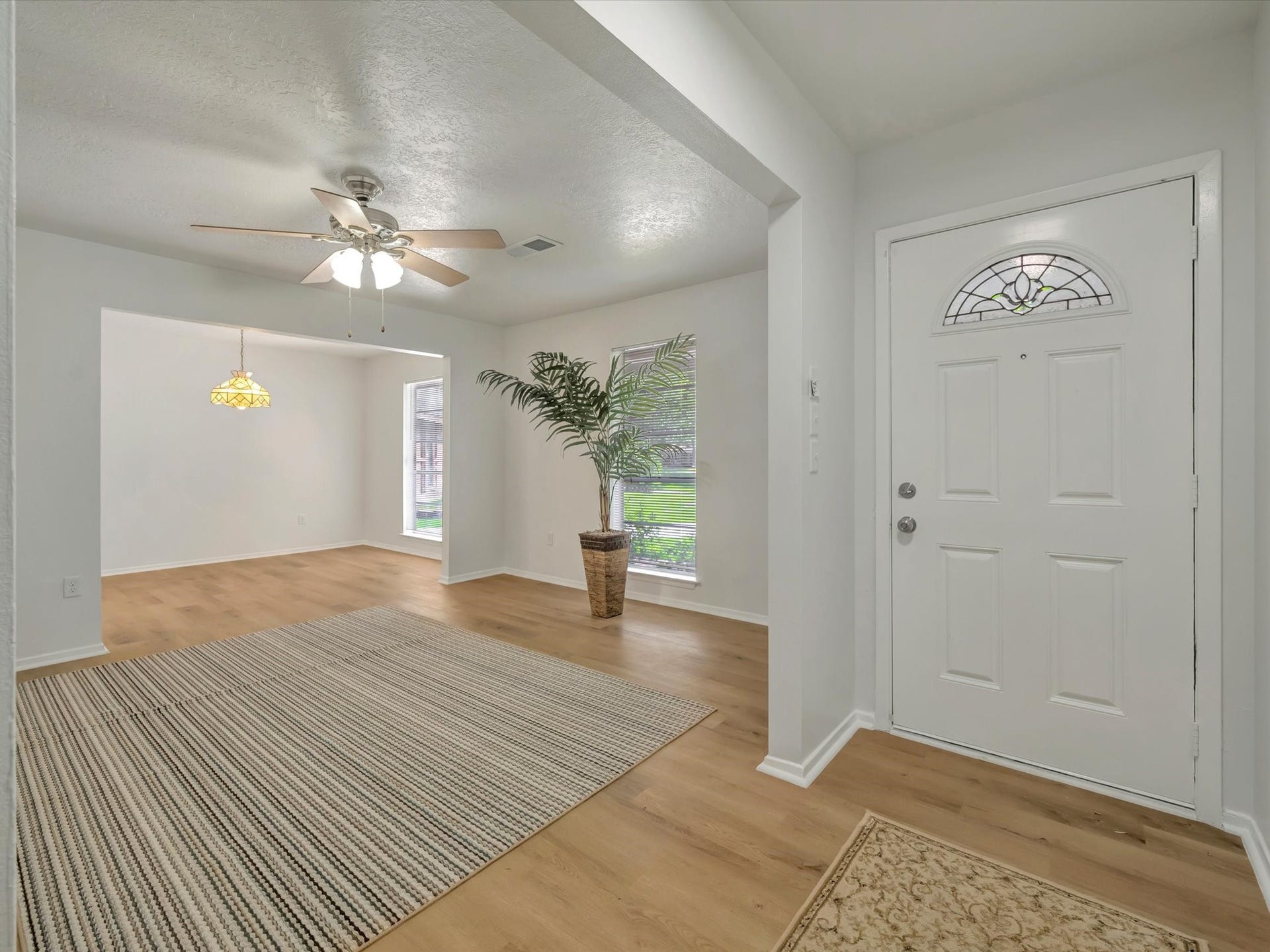 1003 Richvale Lane, Houston, TX 77062 Formal entry and formal living