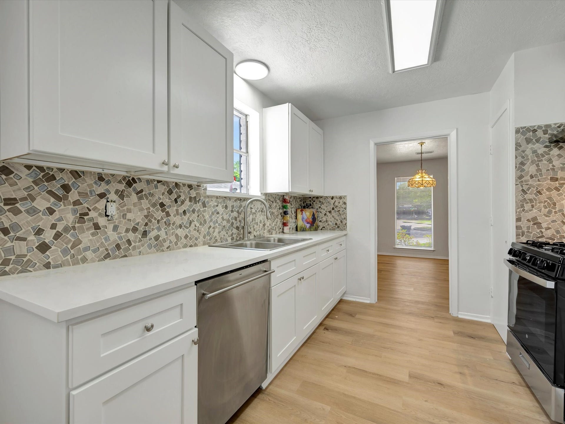1003 Richvale Lane, Houston, TX 77062 LED lighting in kitchen