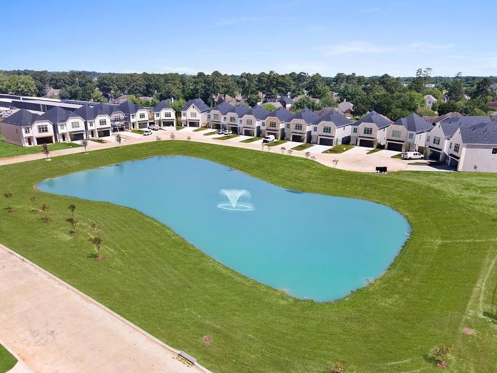 15030 Wunderlust ln, Houston, TX 77069 This GATED serene residential neighborhood facing a picturesque pond with a central fountain, surrounded by well-maintained lawns and greenery.