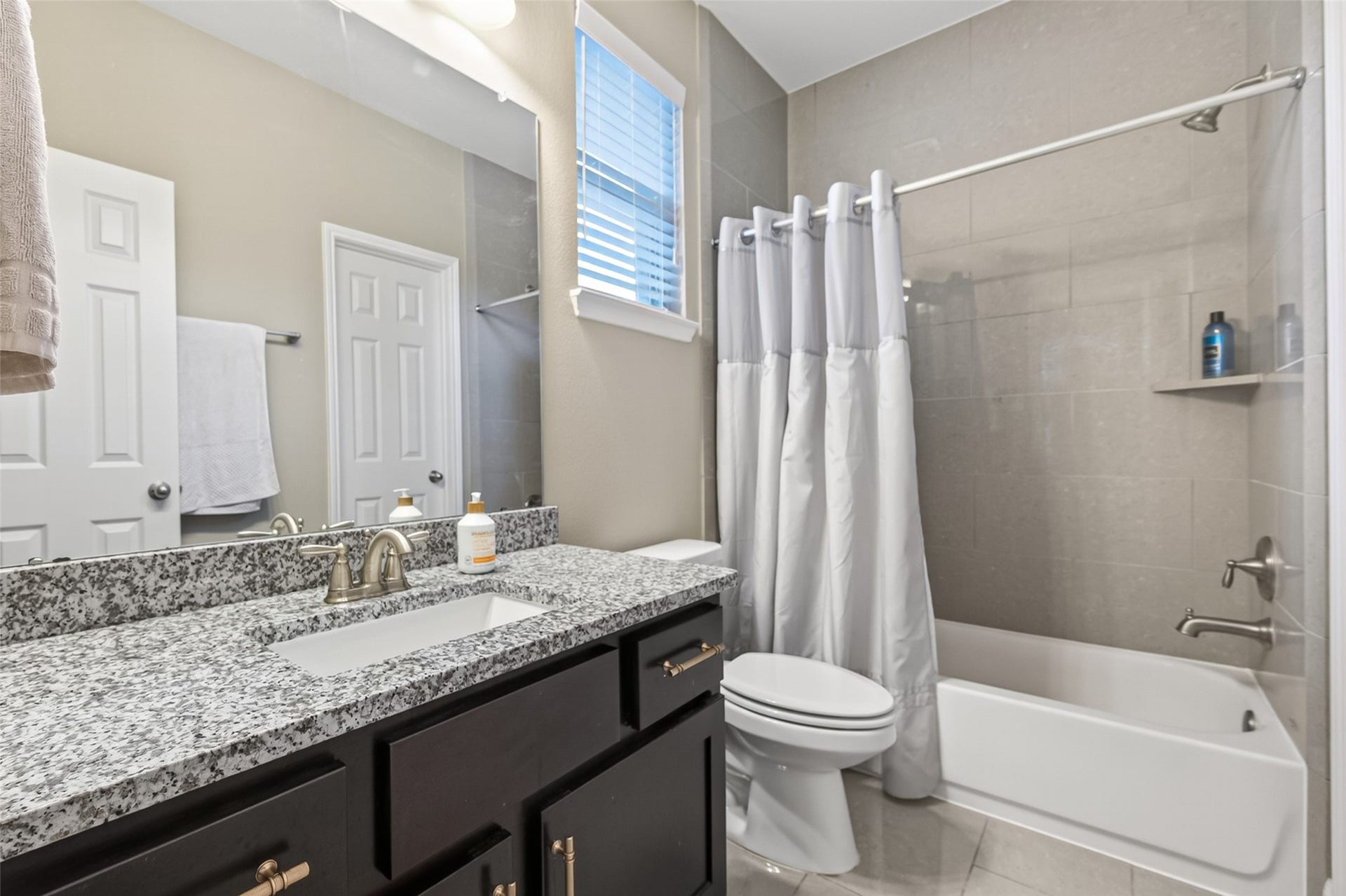 19610 Pecos Bend Court, Cypress, TX 77433 En-Suite bathroom for the front secondary with large walk-in closet.