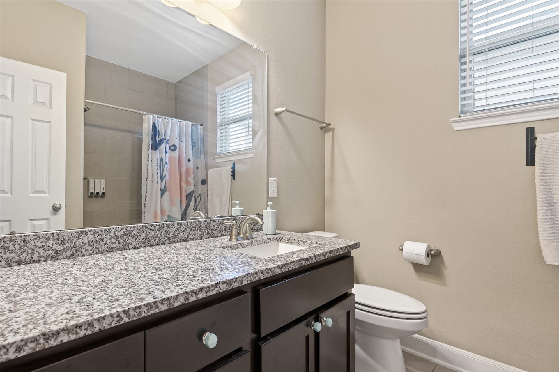 19610 Pecos Bend Court, Cypress, TX 77433 Secondary bathroom for the 2 bedrooms