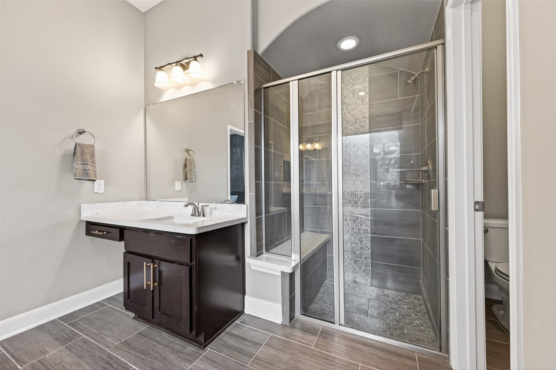 19610 Pecos Bend Court, Cypress, TX 77433 Relaxation is the theme for this primary bathroom.