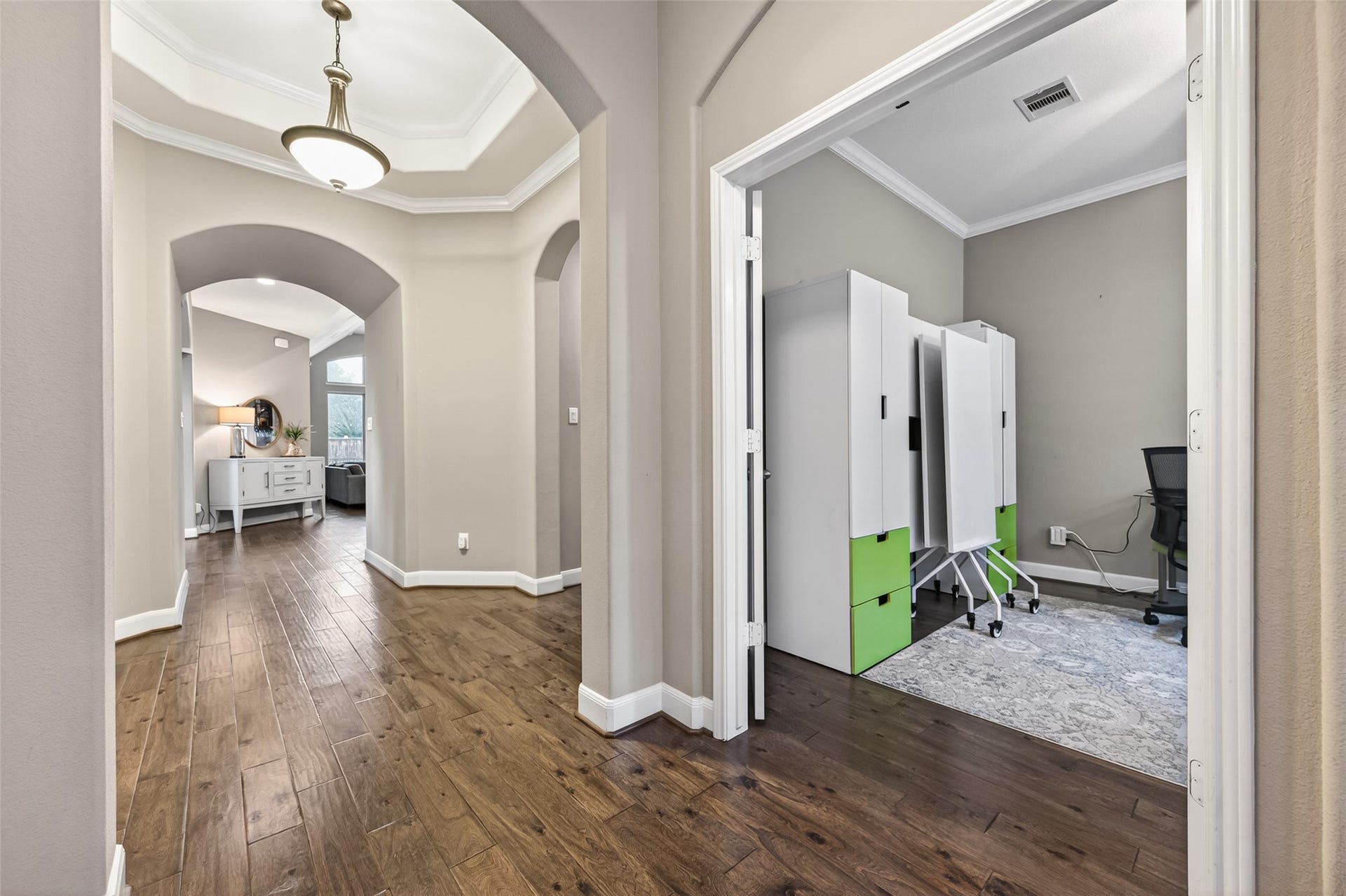 19610 Pecos Bend Court, Cypress, TX 77433 Welcome guests through this rotunda leading you to the main area and mud room to the garage