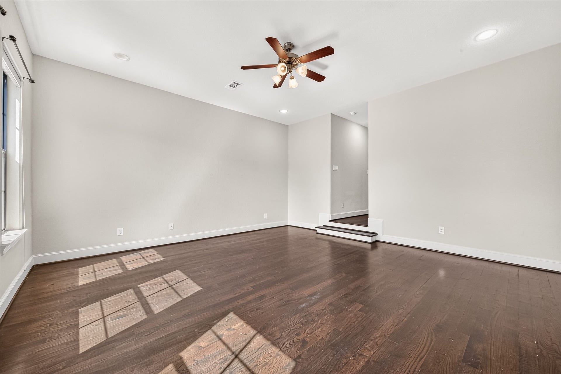 5930 Kiam Street, Houston, TX 77007 Beautiful hardwoods. Neutral colors. Ample natural light.
