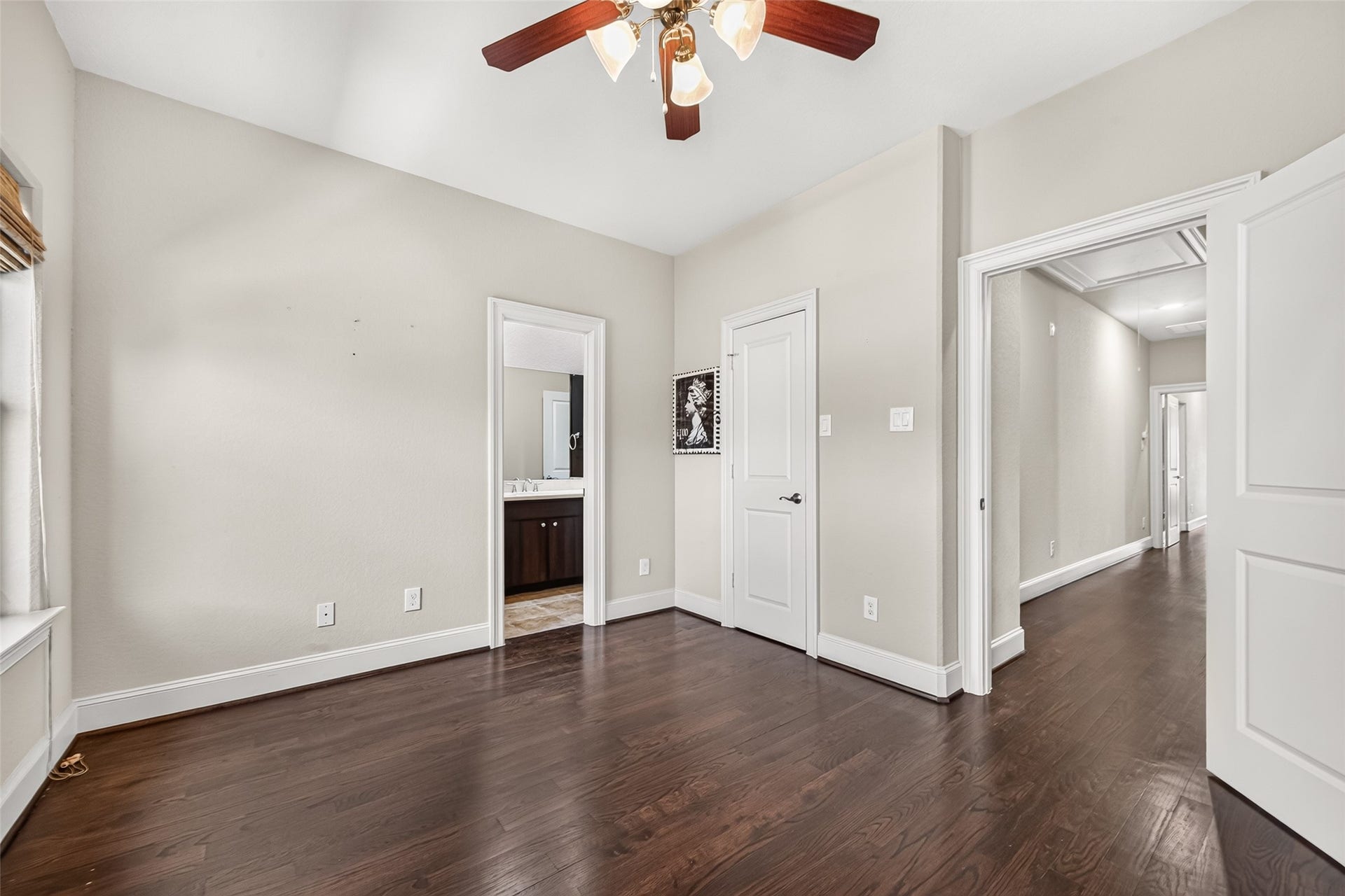 5930 Kiam Street, Houston, TX 77007 Located other end of hallway you'll find Guest Bedroom #1 with ensuite 'Jack & Jill' Bathroom (Door in middle to WIC).