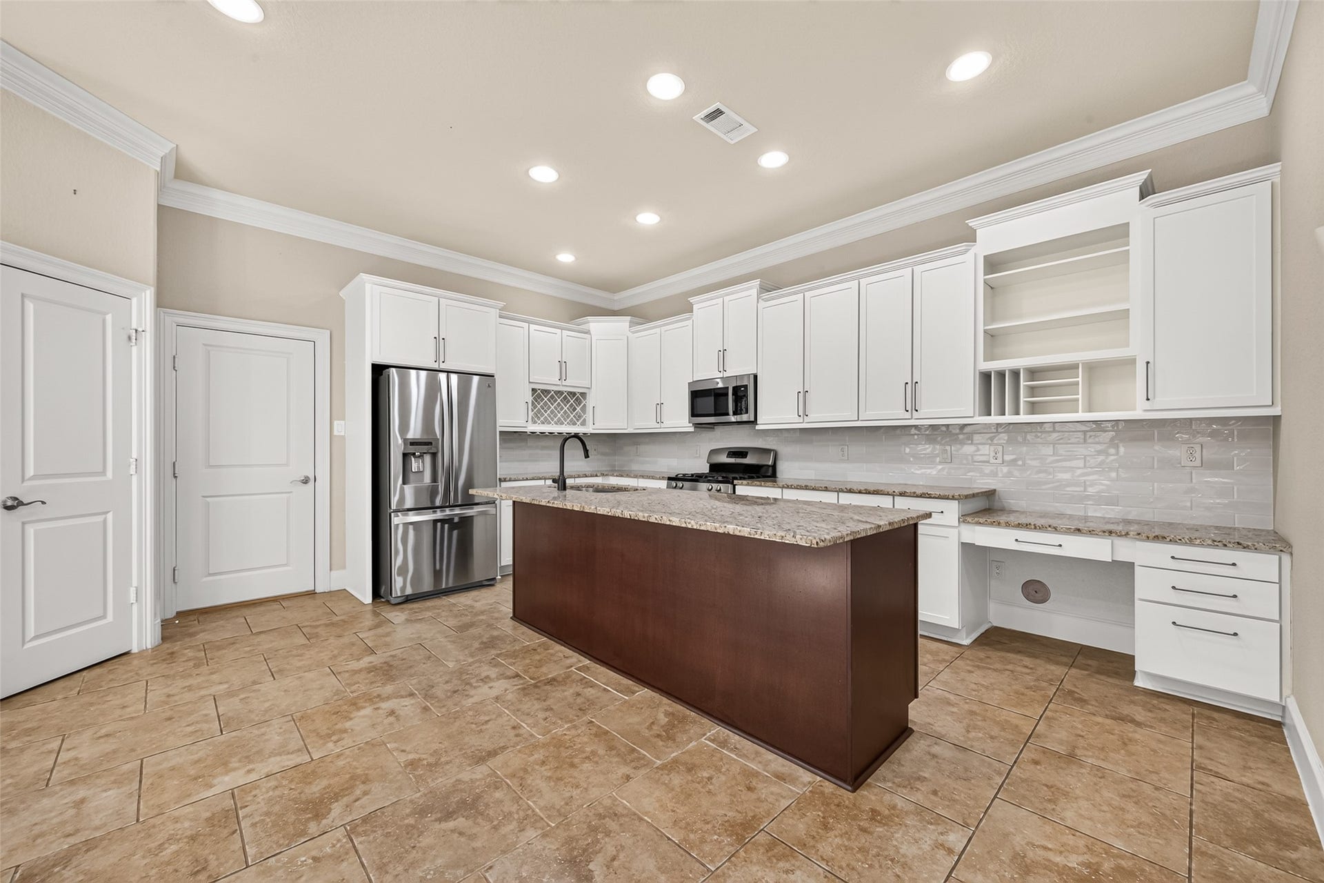 5930 Kiam Street, Houston, TX 77007 Beautifully updated Kitchen is a chef and entertainer's delight. Professionally finished Cabinetry, Granite Countertops, SS Appliances, plenty of prep and work spaces anchored by a large Center Island with space for at least 4 chairs. Door on left to Pantry (shelved); Door right provides access to Garage.