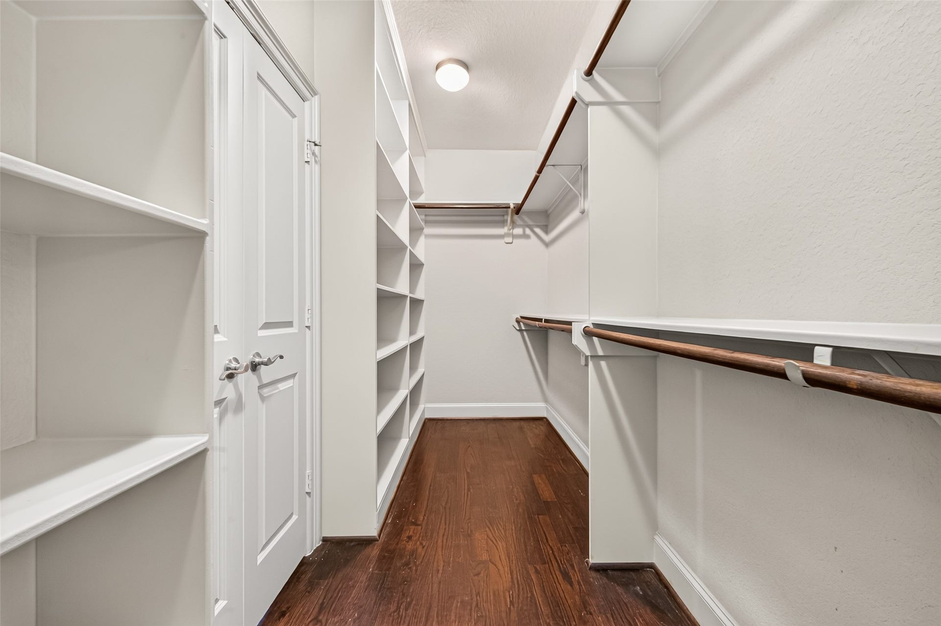 5930 Kiam Street, Houston, TX 77007 *AWESOME* Primary WIC. Fully Fitted to ceiling : You've finally found a closet that's got space for everything!