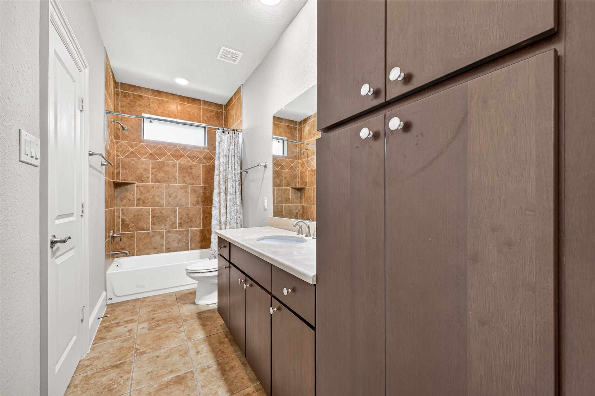 5930 Kiam Street, Houston, TX 77007 Beautiful Ensuite Bathroom to BRs 1&2. Tub/Shower combo, neutral tile, quartz counters, tons of storage.