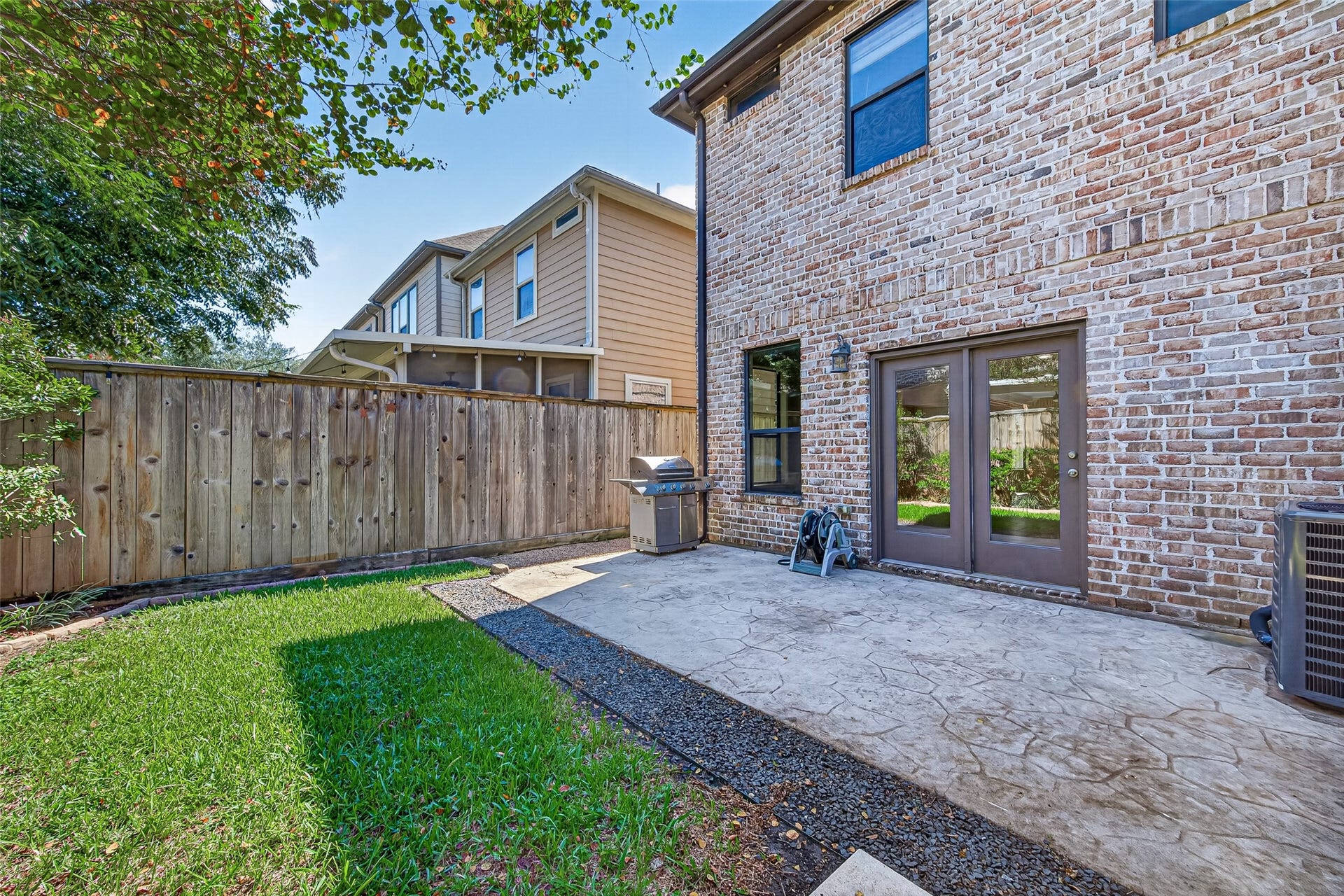 5930 Kiam Street, Houston, TX 77007 Great entertaining space! Enjoy coffee, grilling, al fresco dining, or @Home Happy Hours. Also enjoy real grass and flower beds (to left out of photo).