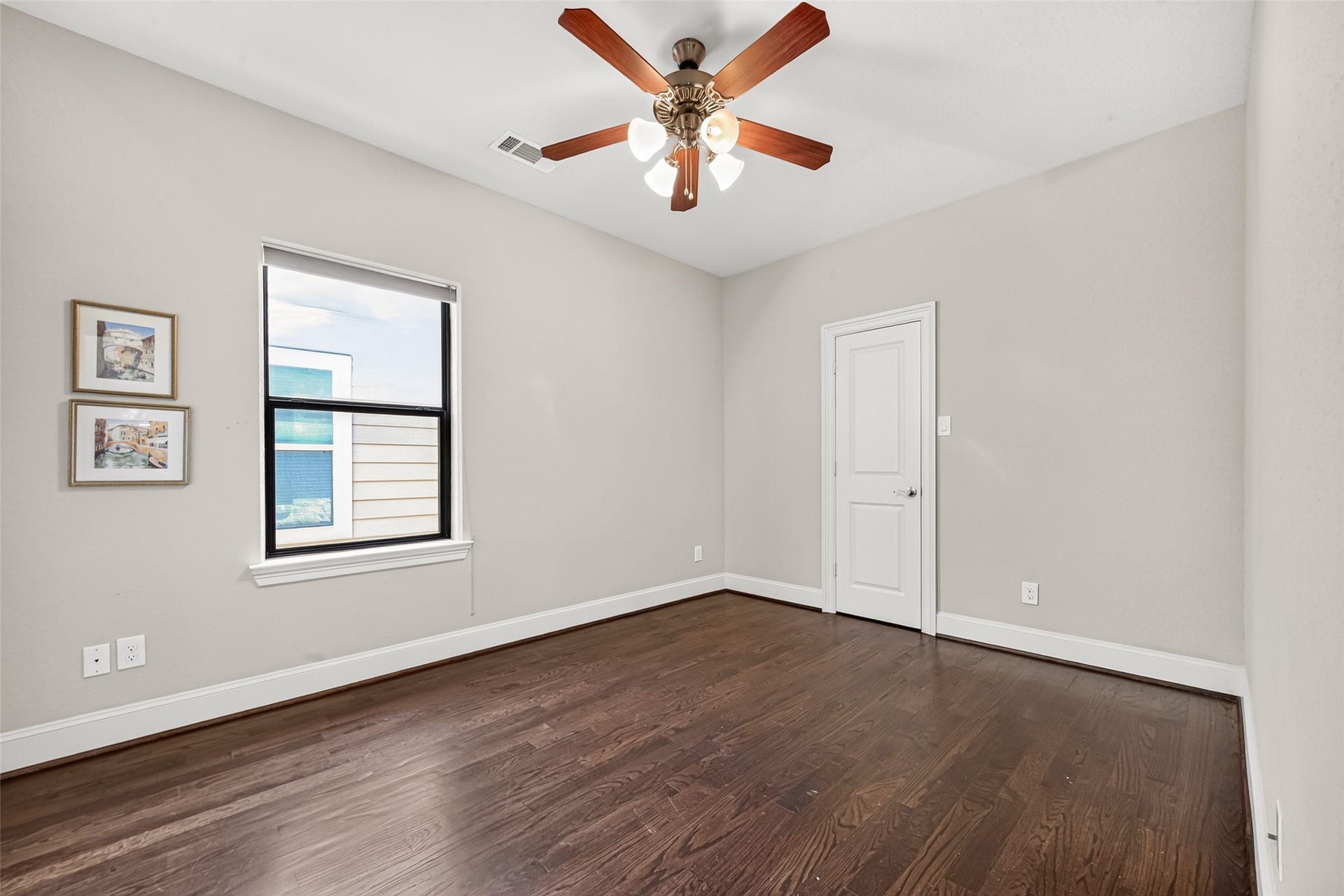 5930 Kiam Street, Houston, TX 77007 Guest Ensuite Bedroom #2, shared Jack & Jill Bathroom (separate access), and enjoys a large WIC.