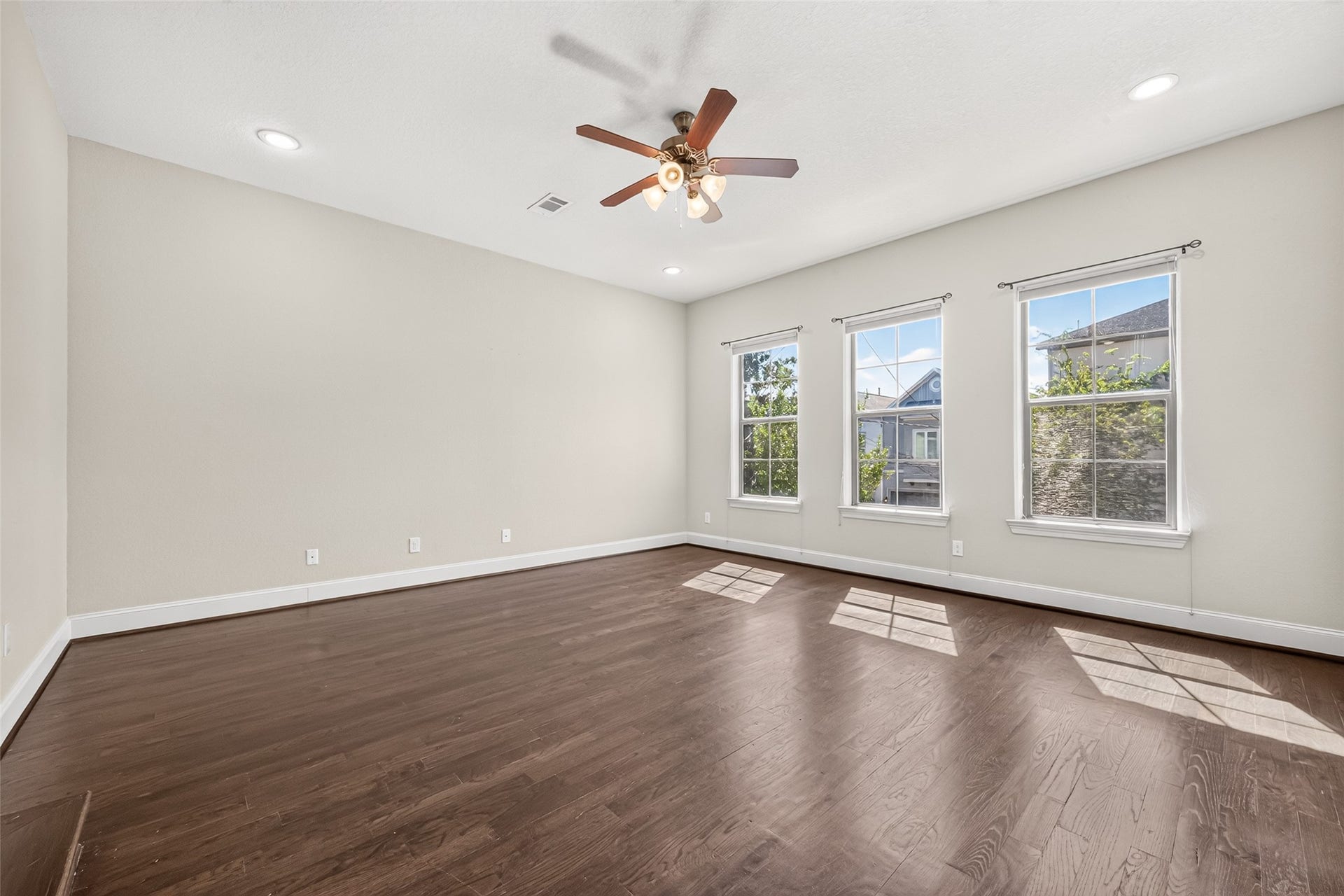 5930 Kiam Street, Houston, TX 77007 Beautiful hardwoods throughout 2nd flr. Neutral colors. Ample light.