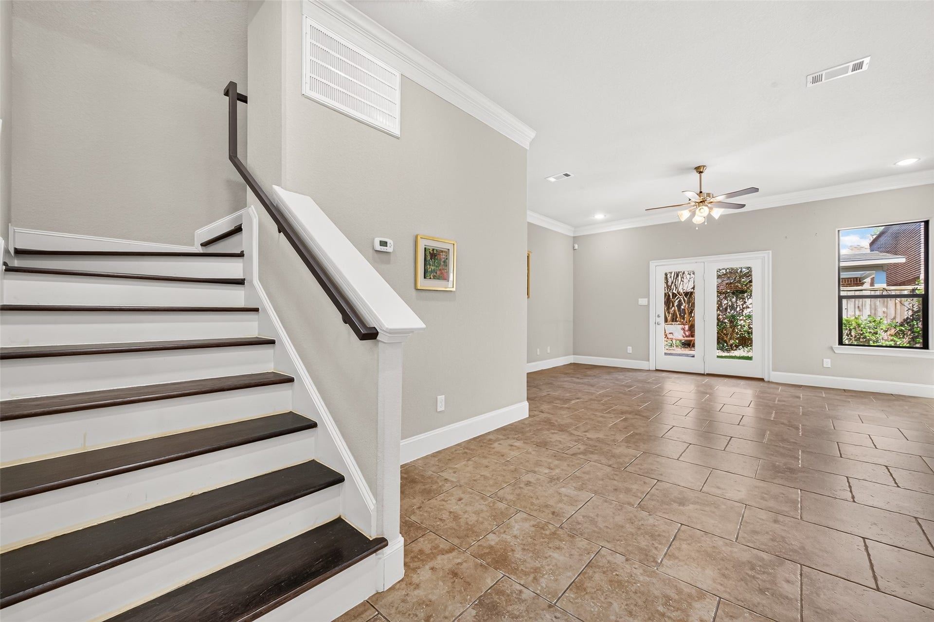 5930 Kiam Street, Houston, TX 77007 Let's head upstairs!
