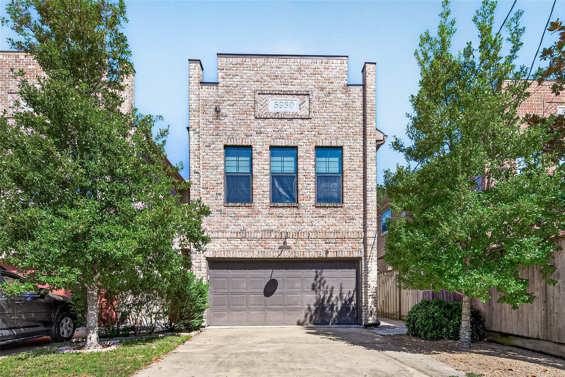 5930 Kiam Street, Houston, TX 77007 Welcome to 5930 St : *ALL BRICK* (no stucco!) 2 Story Home. Enjoys 1st floor living, all Bedrooms up, lovely Backyard, private Double Driveway, Double Garage w Epoxy floor, feature exterior uplights and mood lighting to greet you. Gated access to front door on right.